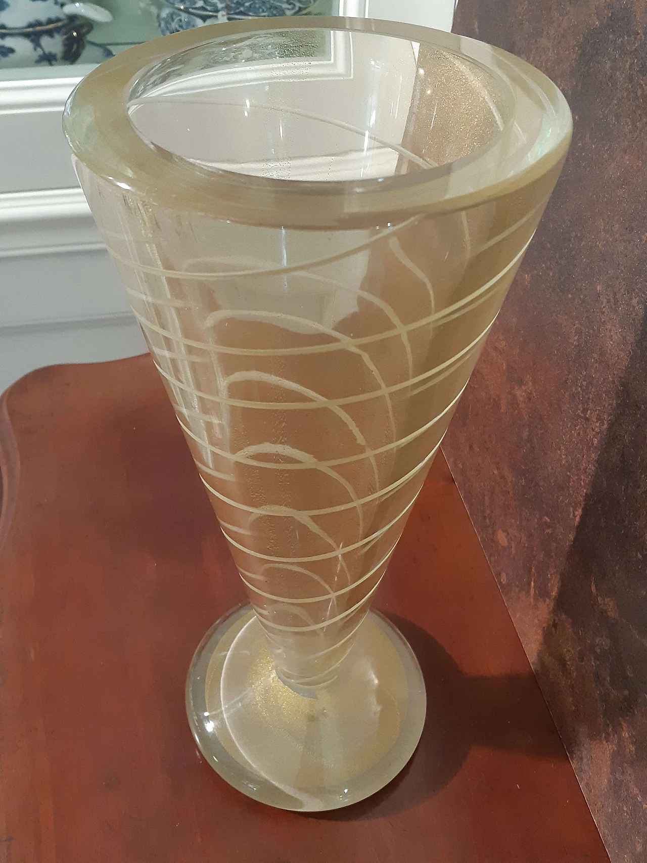 Vaso a calice in vetro soffiato giallo con polvere d'oro e decoro a spirale, anni '70 2