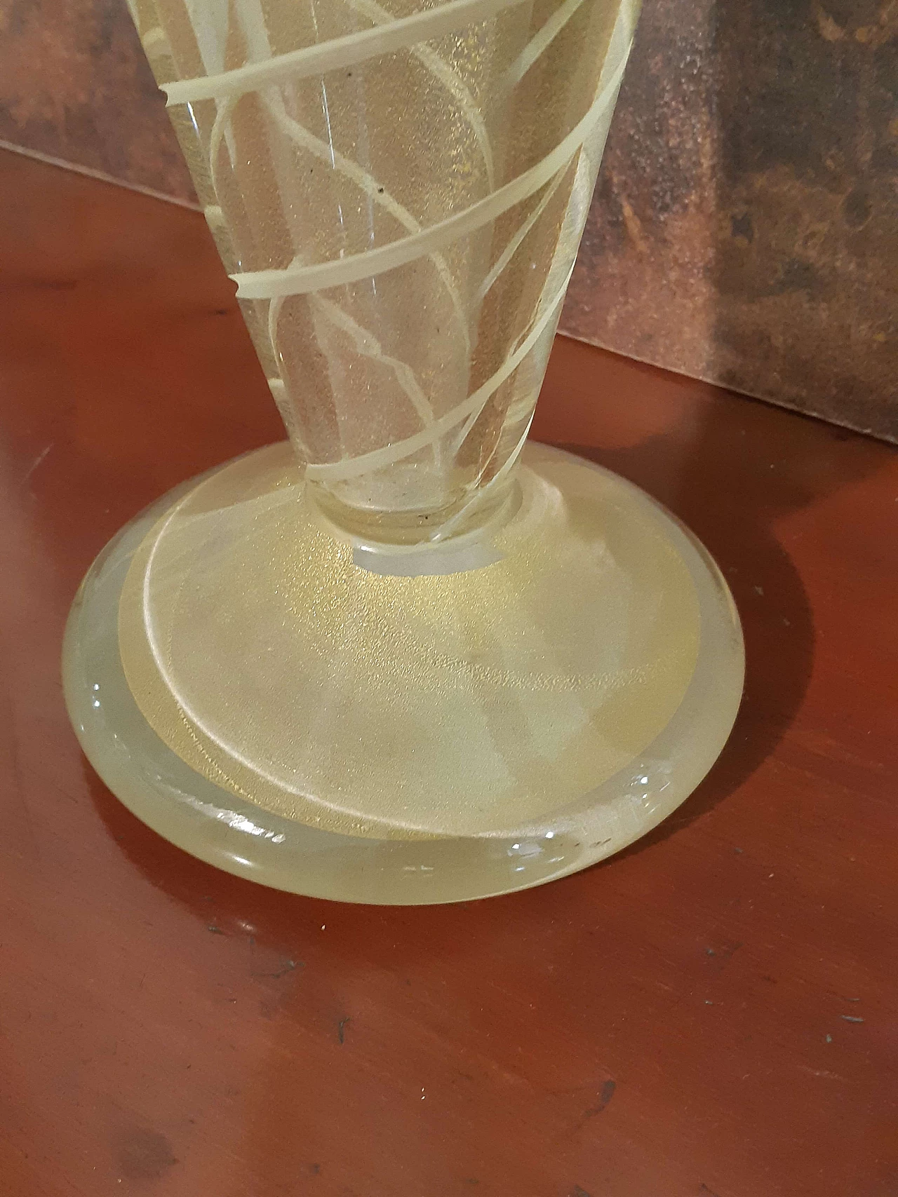 Vaso a calice in vetro soffiato giallo con polvere d'oro e decoro a spirale, anni '70 3
