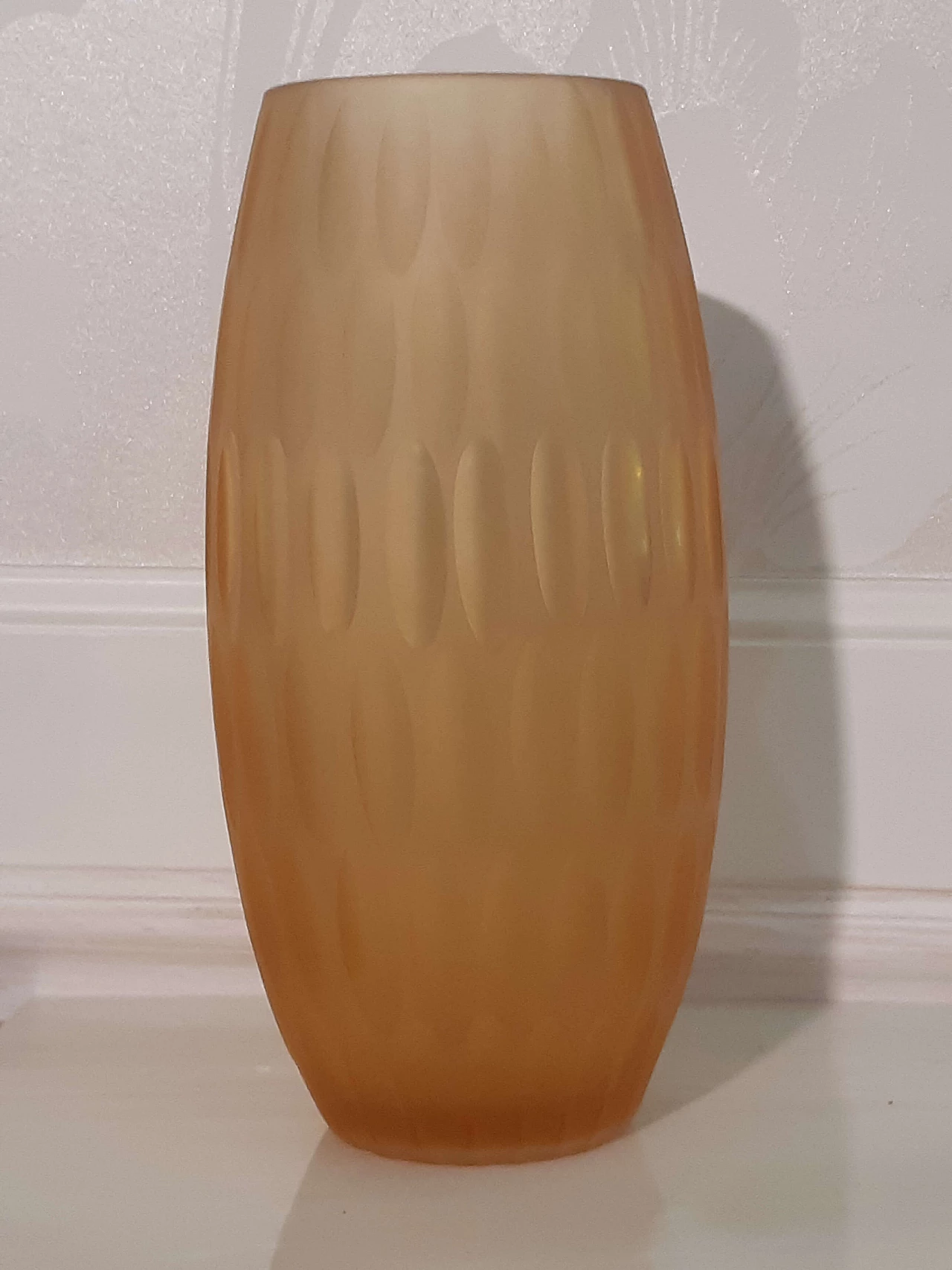 Vaso in vetro soffiato opaco color ambra, anni '70 1