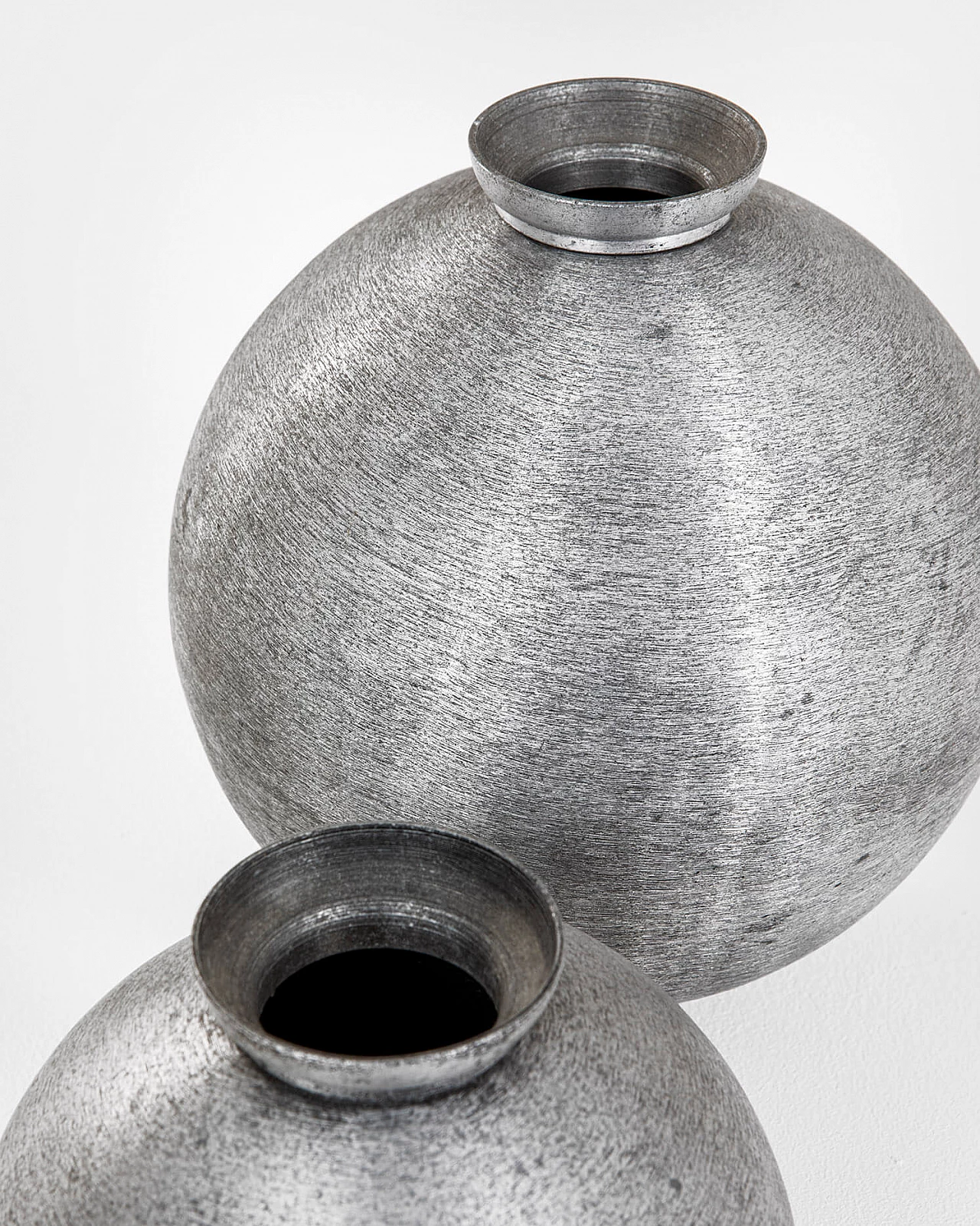 Coppia di vasi in alluminio di Lorenzo Burchiellaro, anni '60 5