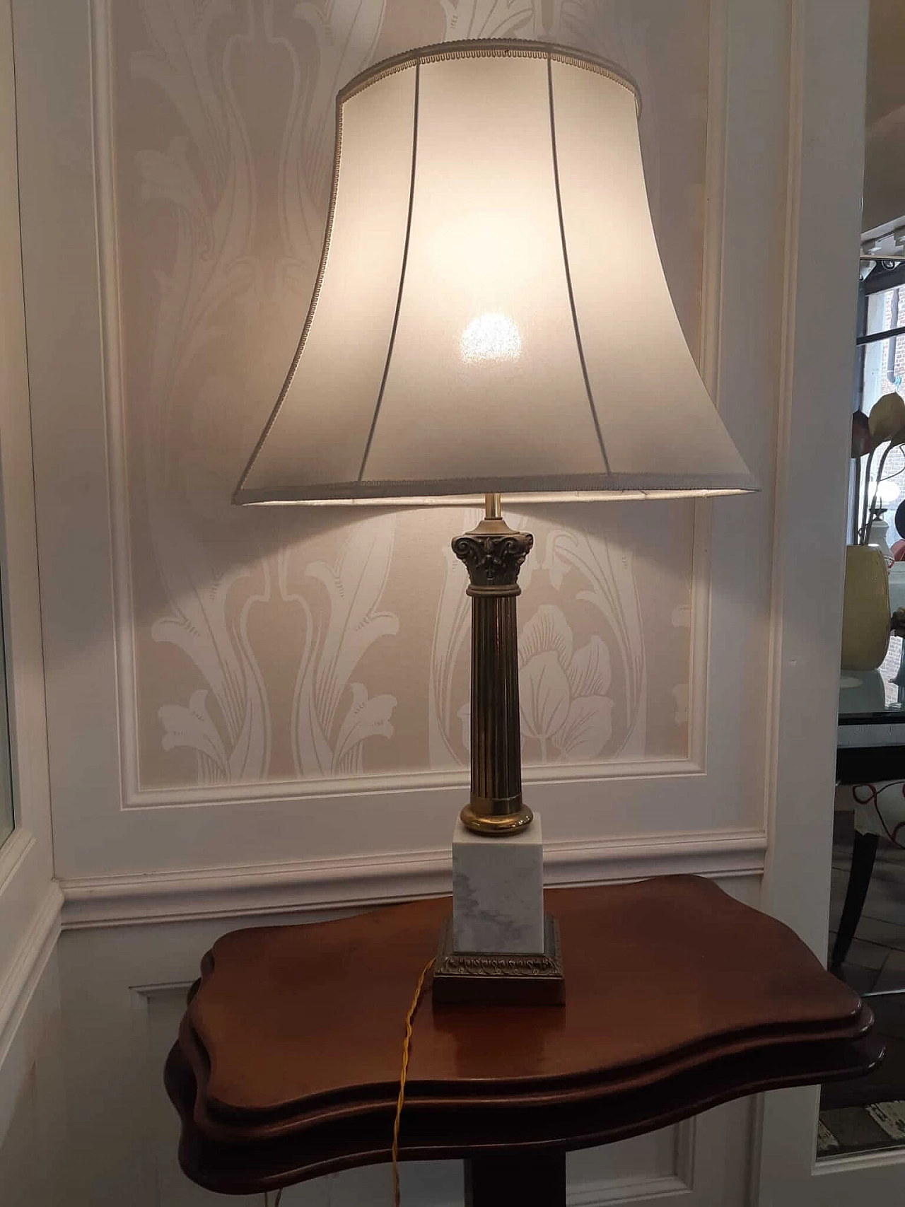 Table lamp with column base and Corinthian capital in Carrara marble and brass, 1980s 1