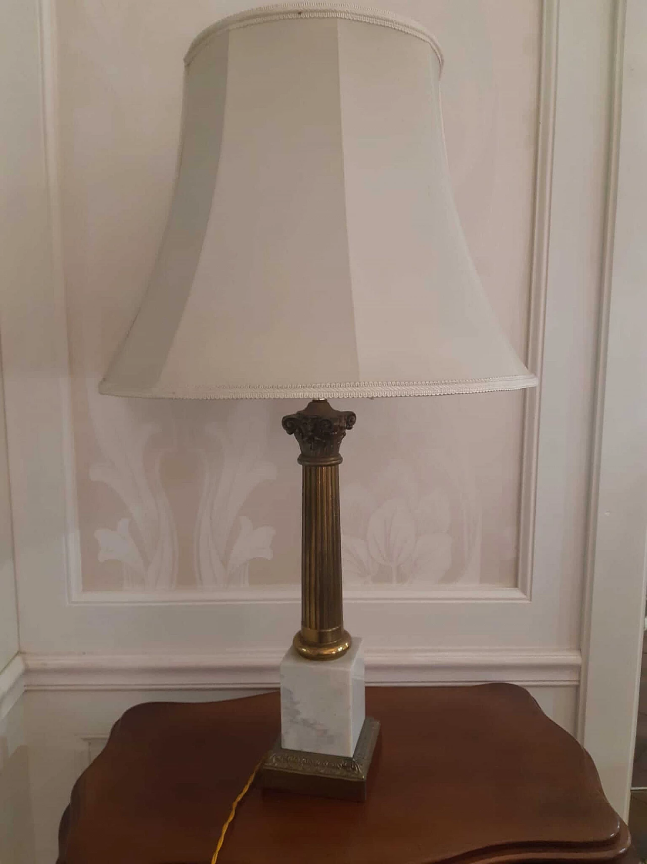 Table lamp with column base and Corinthian capital in Carrara marble and brass, 1980s 2