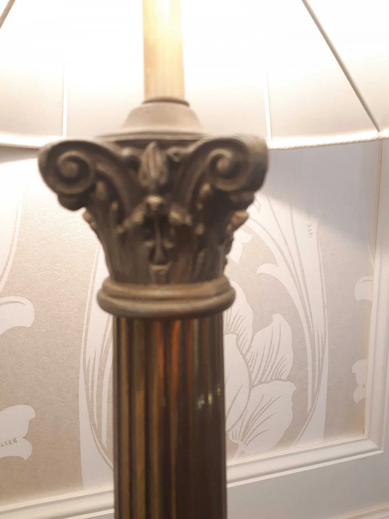 Table lamp with column base and Corinthian capital in Carrara marble and brass, 1980s 4