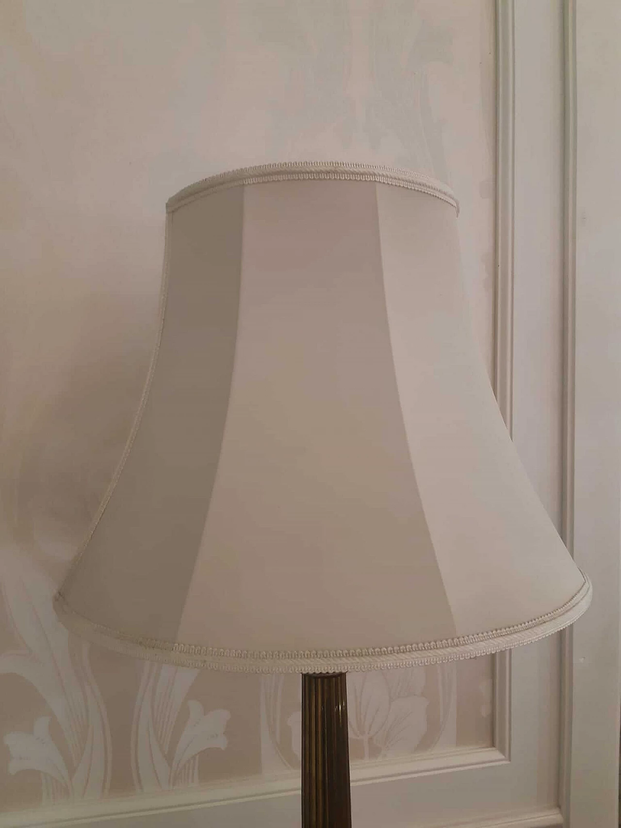 Lampada da tavolo con base a colonna e capitello corinzio in marmo di Carrara e ottone, anni '80 5