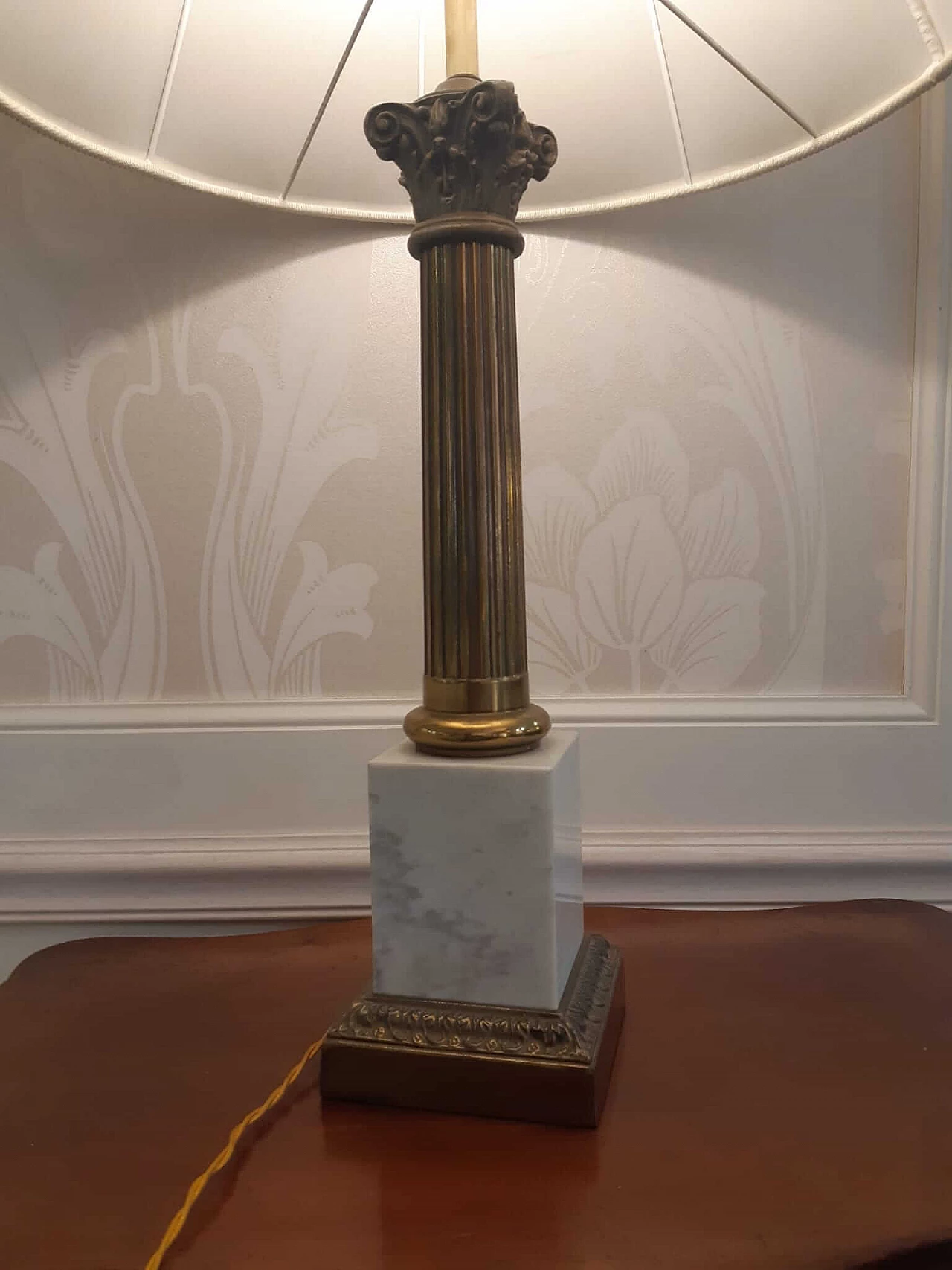 Table lamp with column base and Corinthian capital in Carrara marble and brass, 1980s 6