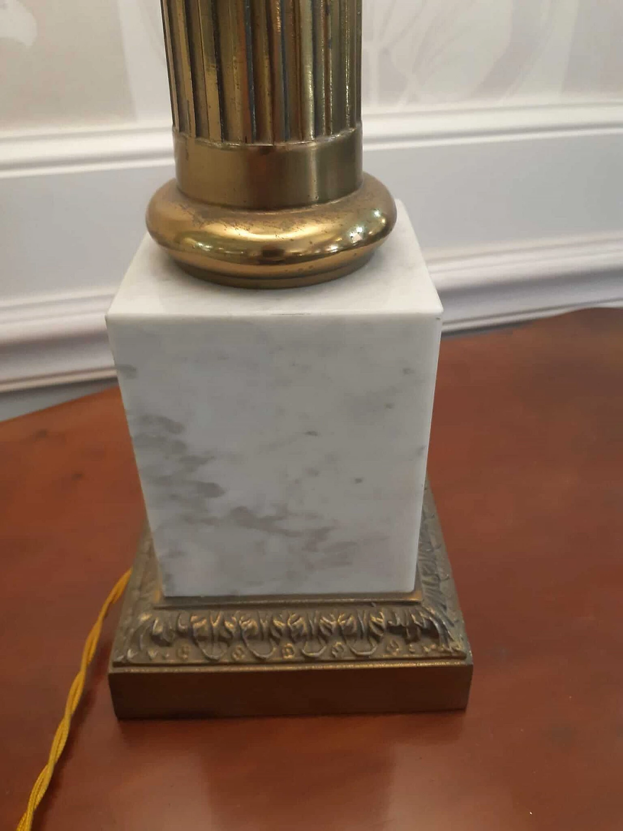 Table lamp with column base and Corinthian capital in Carrara marble and brass, 1980s 9