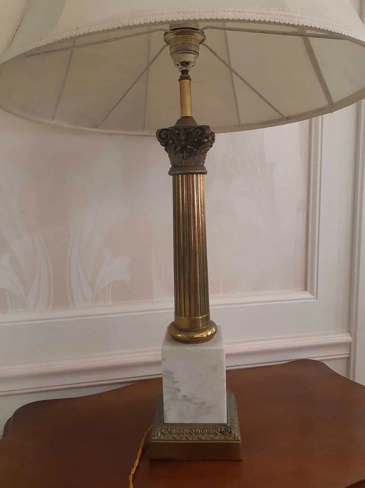 Table lamp with column base and Corinthian capital in Carrara marble and brass, 1980s 11