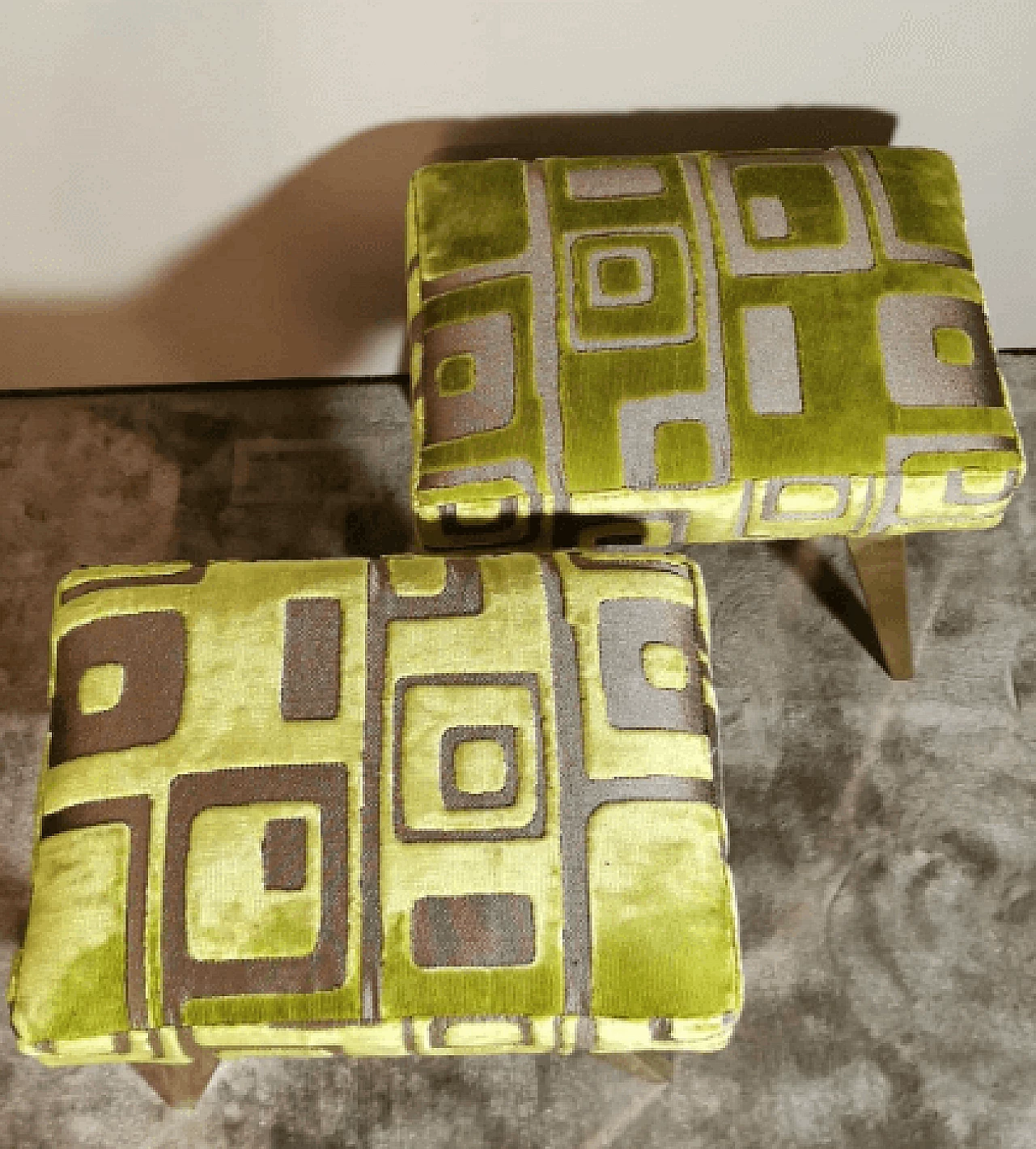 Coppia di sgabelli in ottone e tessuto nello stile di Paolo Buffa, anni '60 5
