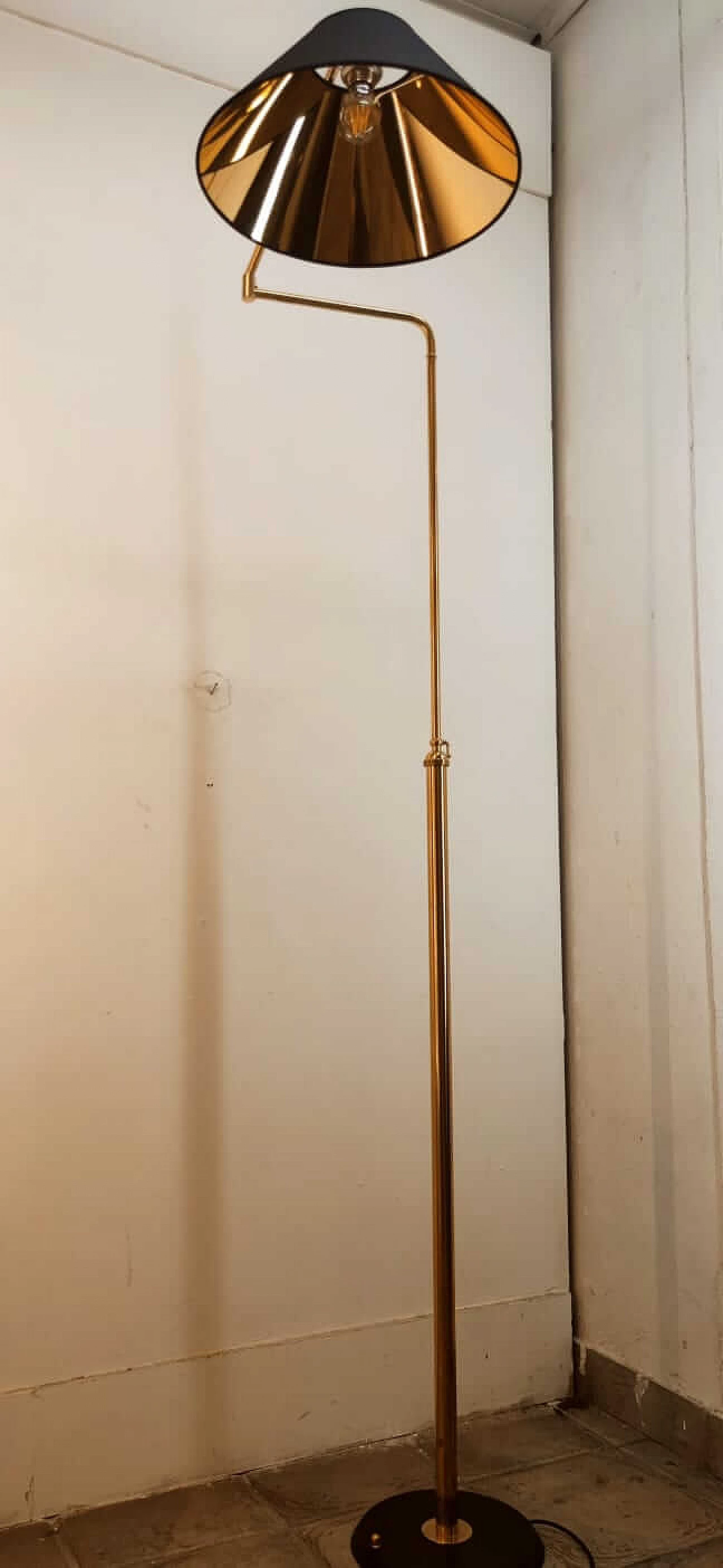 Piantana regolabile in ottone con paralume nero e oro, anni '70 4