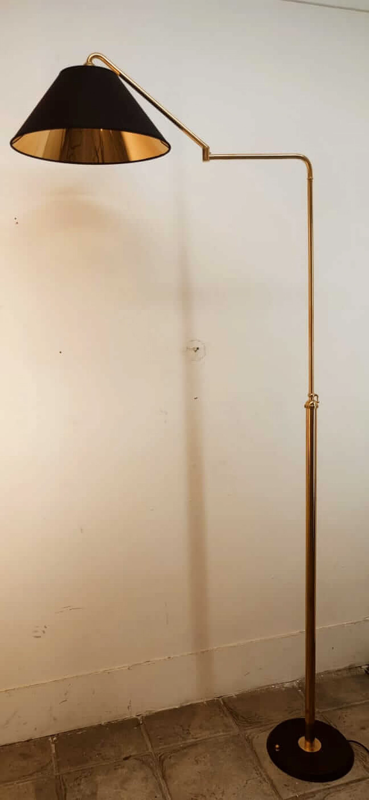 Piantana regolabile in ottone con paralume nero e oro, anni '70 5