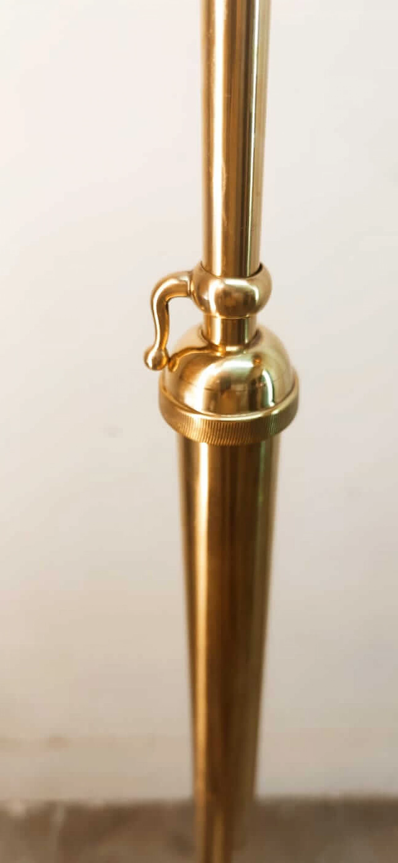 Piantana regolabile in ottone con paralume nero e oro, anni '70 8