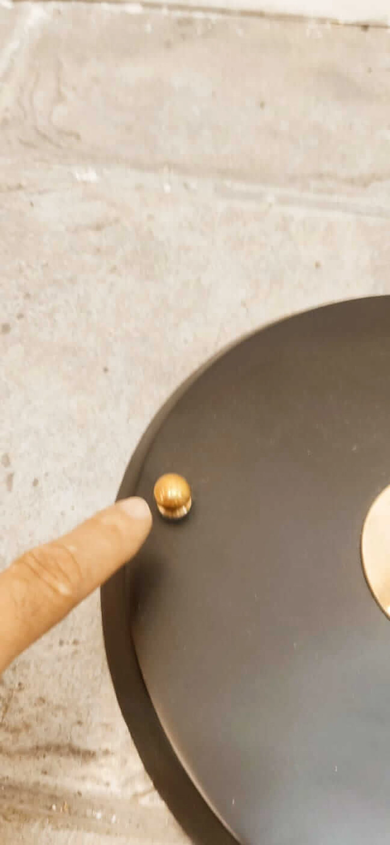 Piantana regolabile in ottone con paralume nero e oro, anni '70 10