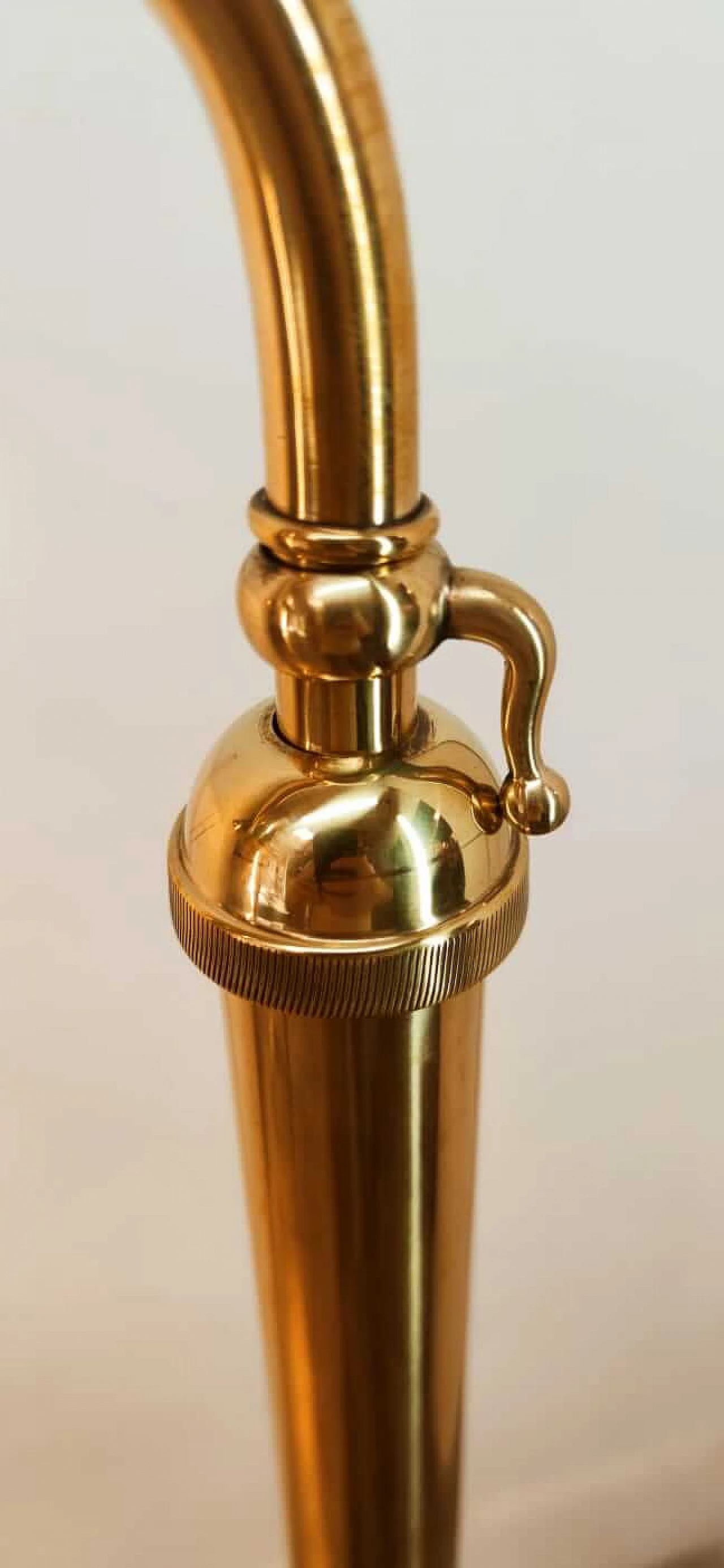 Piantana regolabile in ottone con paralume nero e oro, anni '70 15