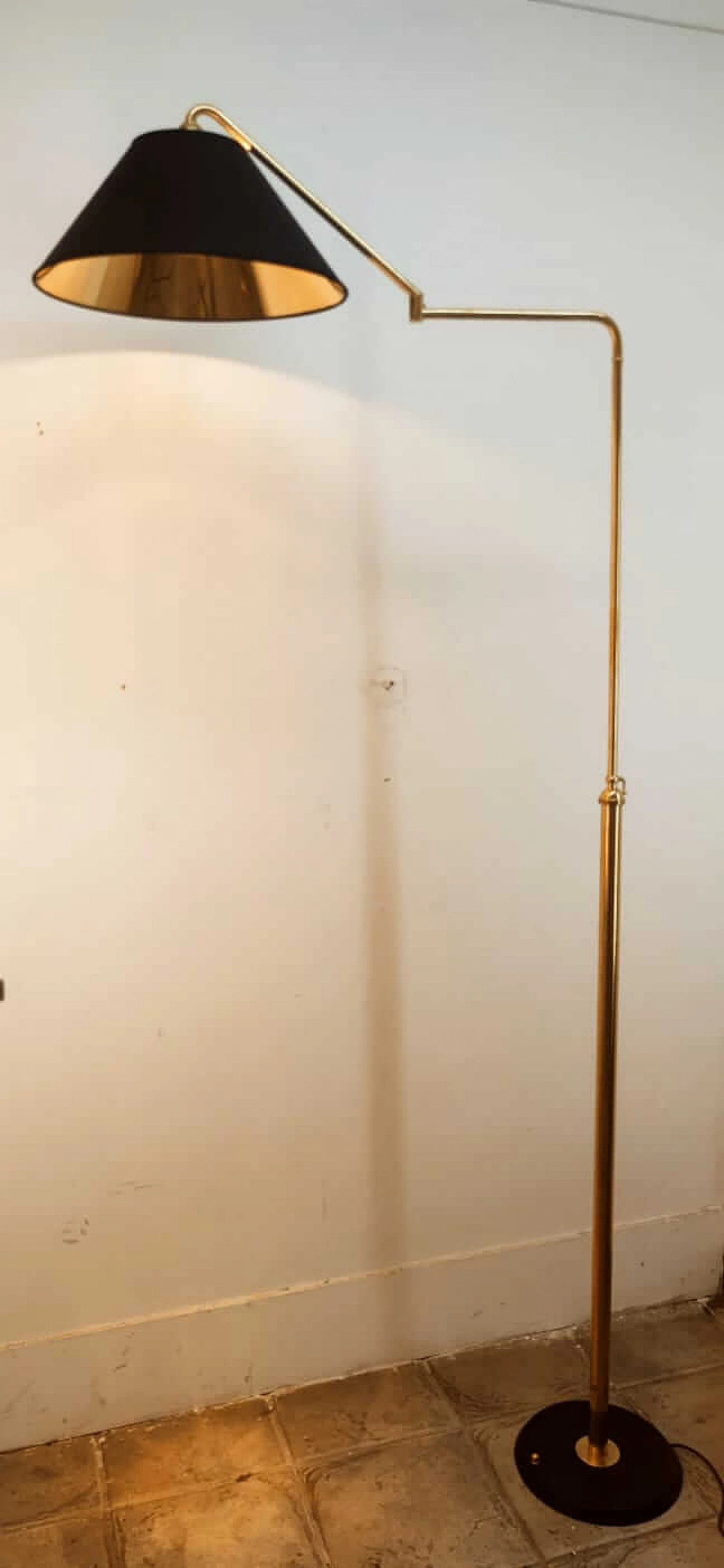 Piantana regolabile in ottone con paralume nero e oro, anni '70 20