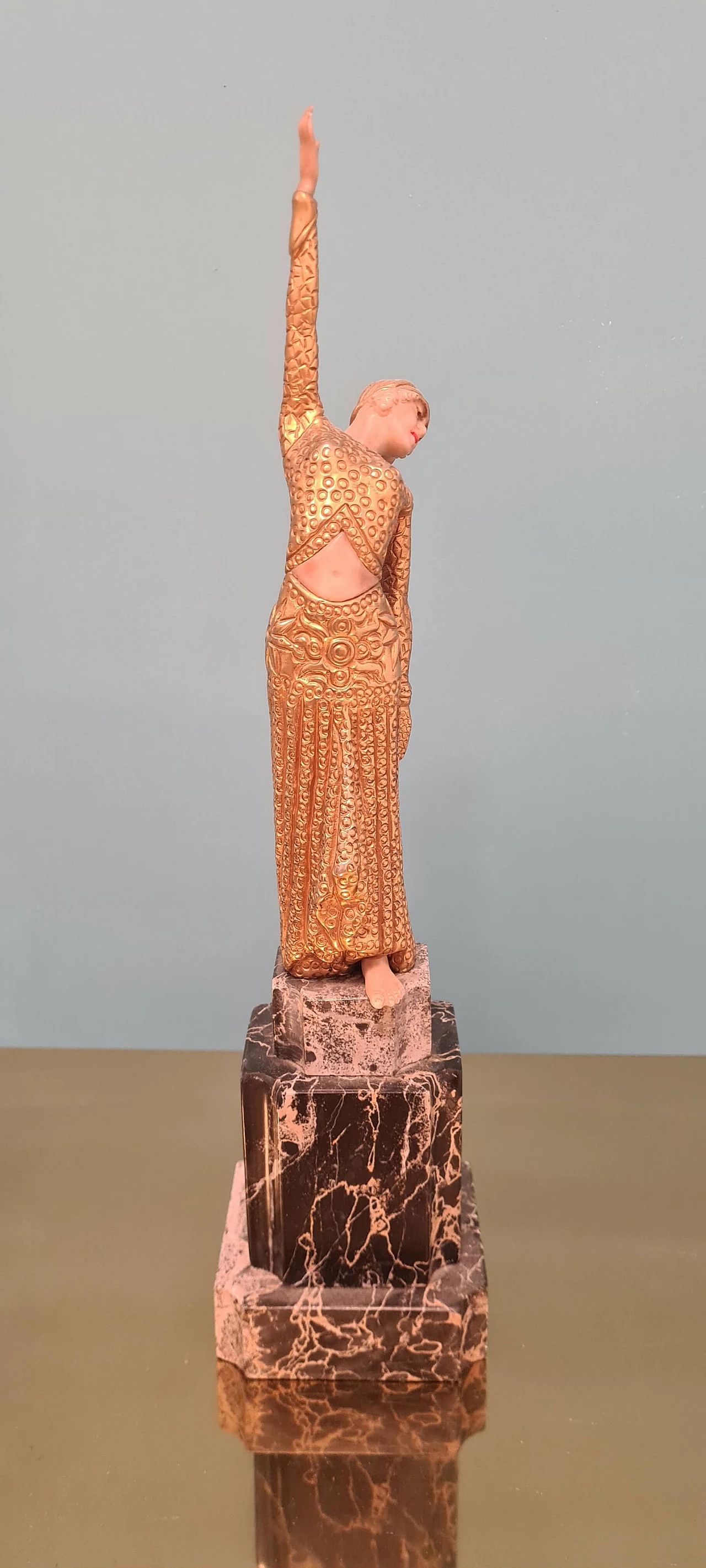 Scultura femminile Art Déco in bachelite e ottone su base in marmo, anni '30 1