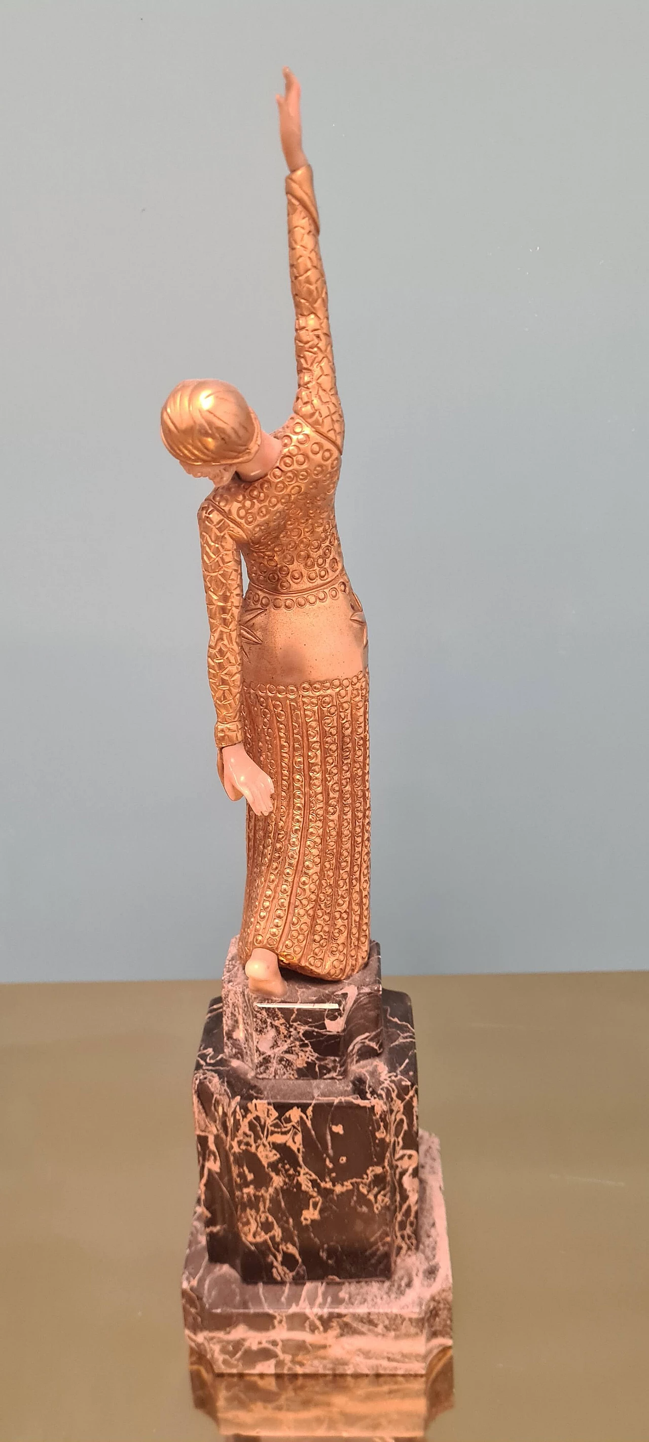 Scultura femminile Art Déco in bachelite e ottone su base in marmo, anni '30 4