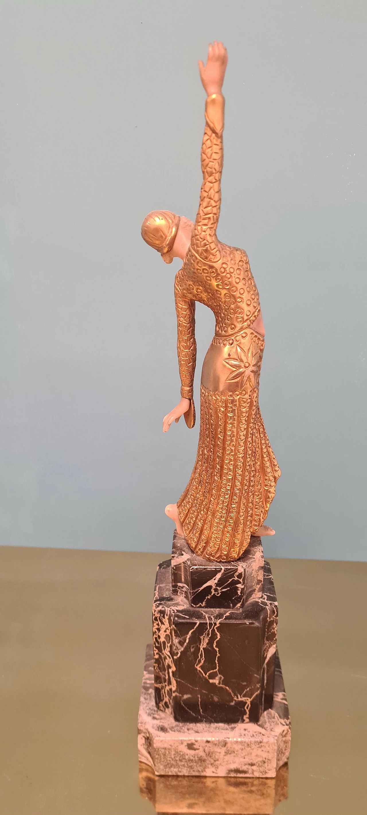 Scultura femminile Art Déco in bachelite e ottone su base in marmo, anni '30 5