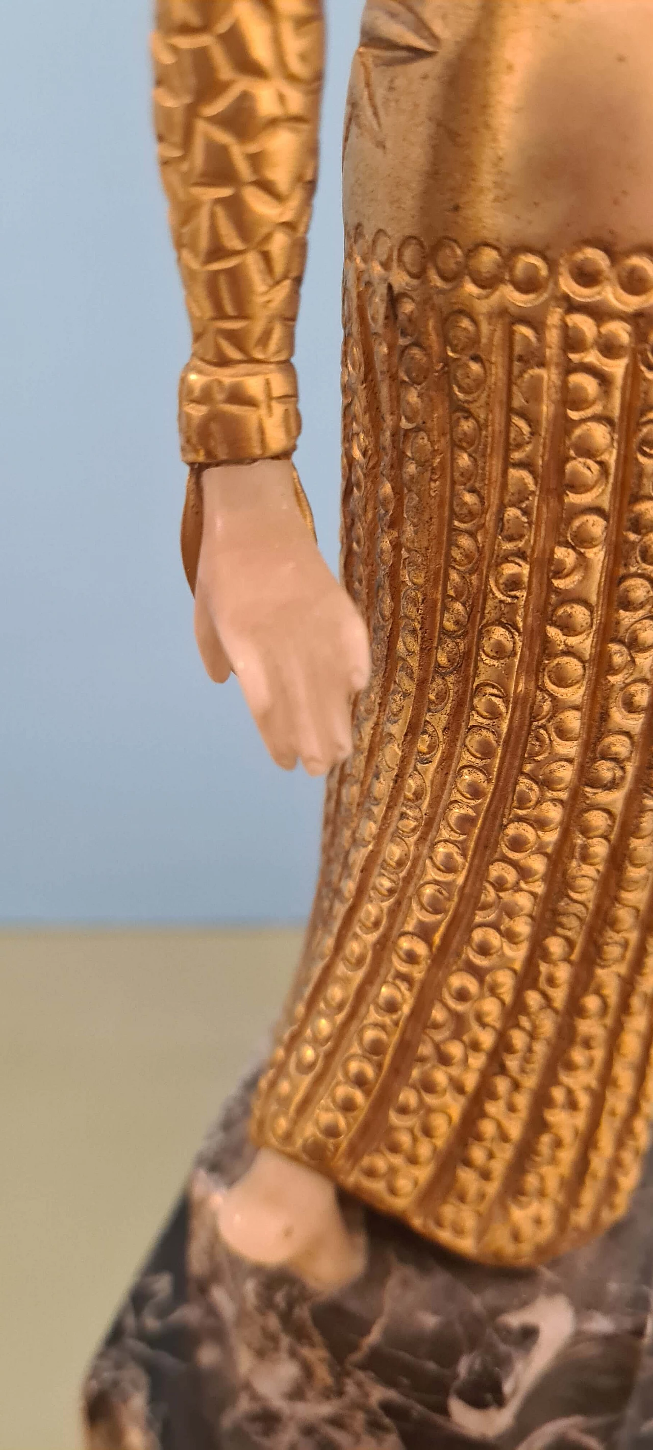 Scultura femminile Art Déco in bachelite e ottone su base in marmo, anni '30 7