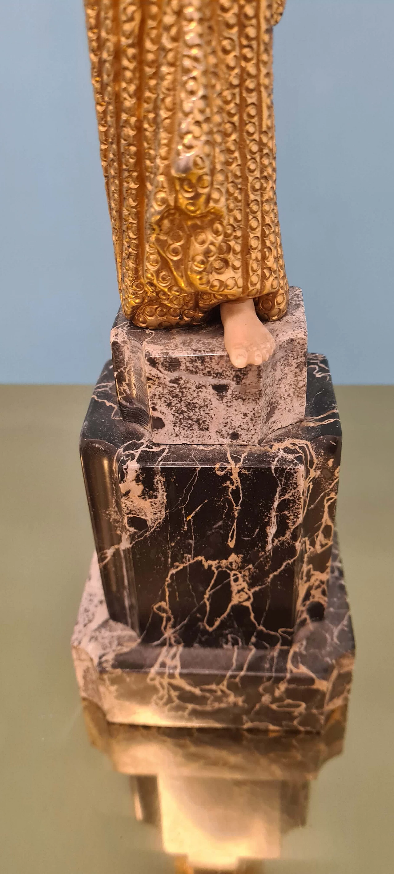 Scultura femminile Art Déco in bachelite e ottone su base in marmo, anni '30 8