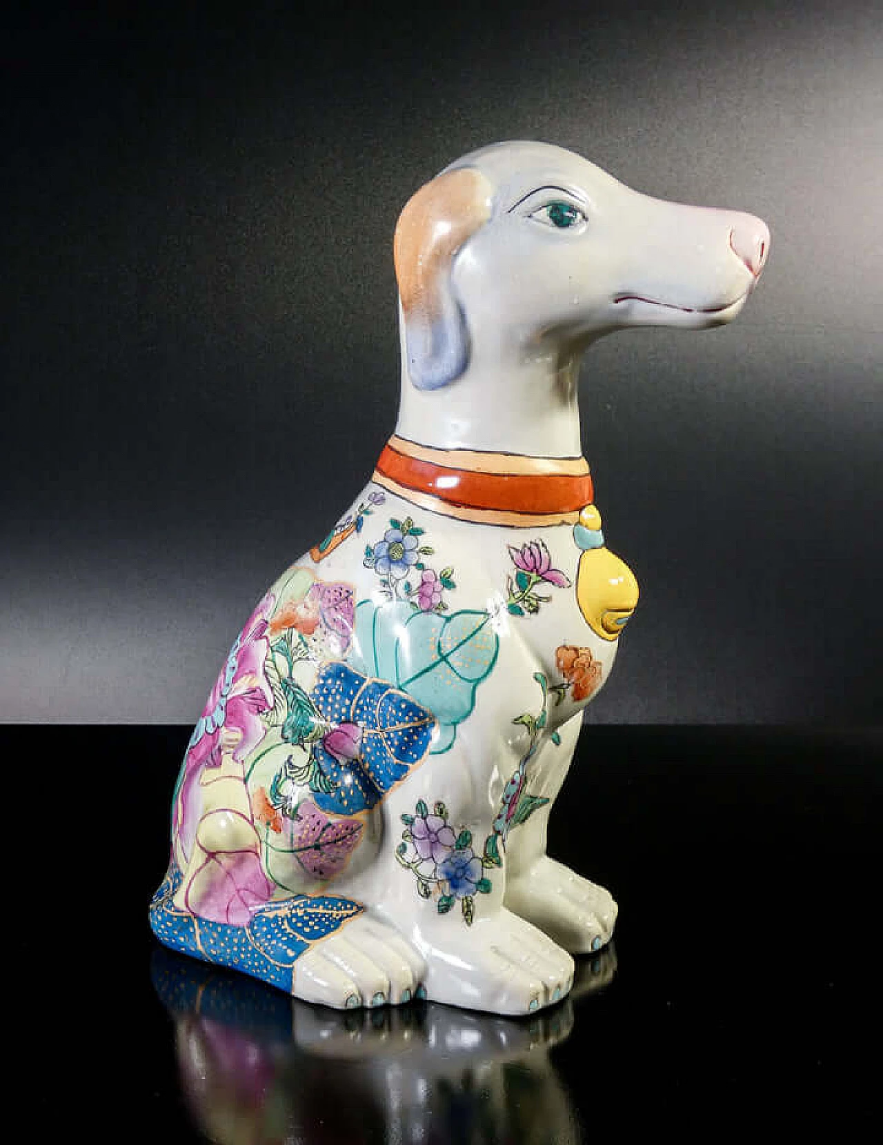 Scultura di cane in ceramica dipinta a motivi floreali 1