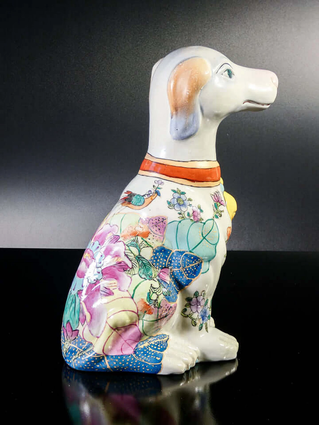 Scultura di cane in ceramica dipinta a motivi floreali 2