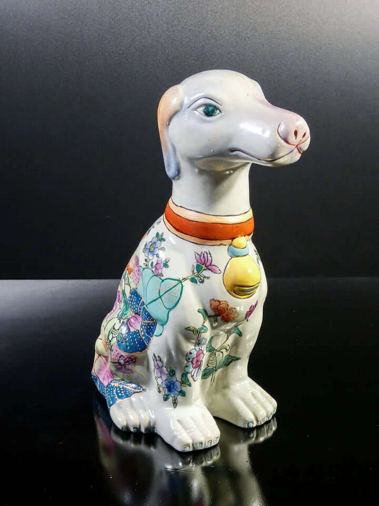 Scultura di cane in ceramica dipinta a motivi floreali 3