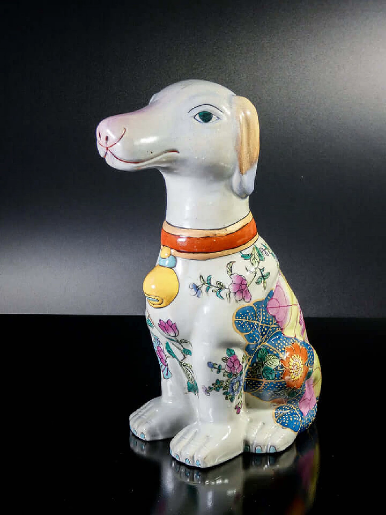 Scultura di cane in ceramica dipinta a motivi floreali 4