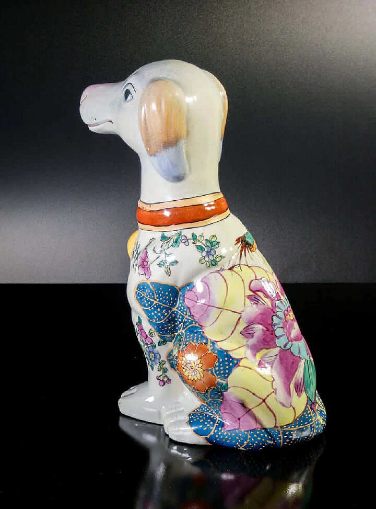 Scultura di cane in ceramica dipinta a motivi floreali 5