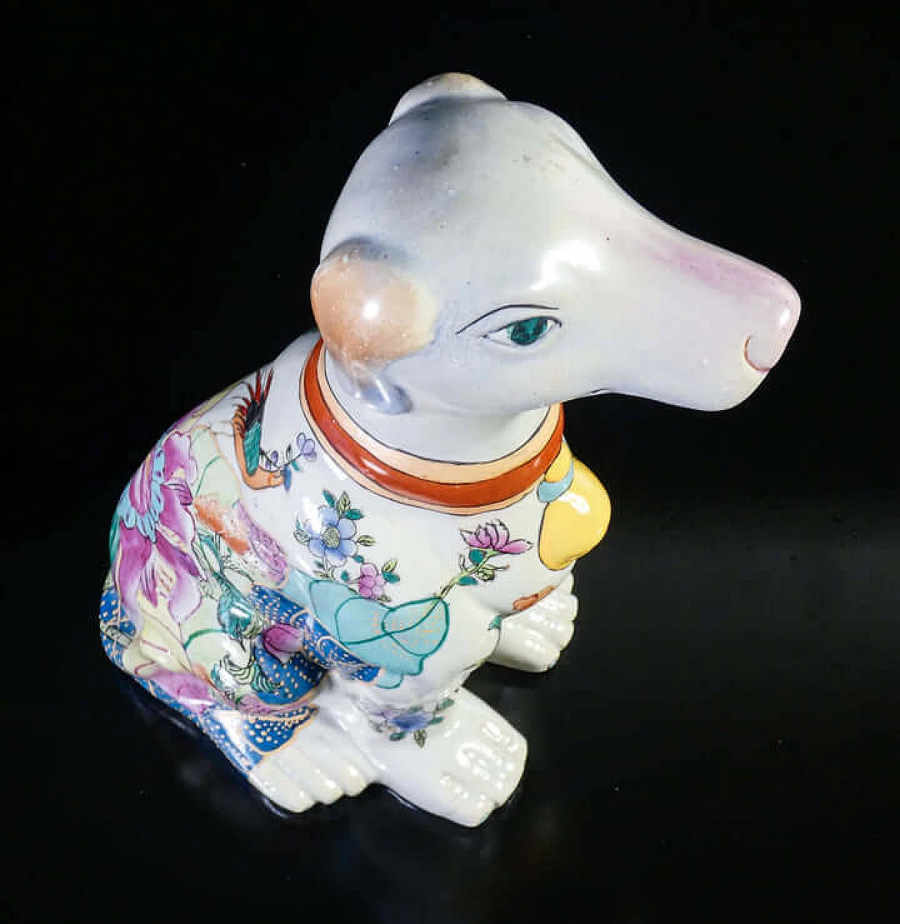 Scultura di cane in ceramica dipinta a motivi floreali 7