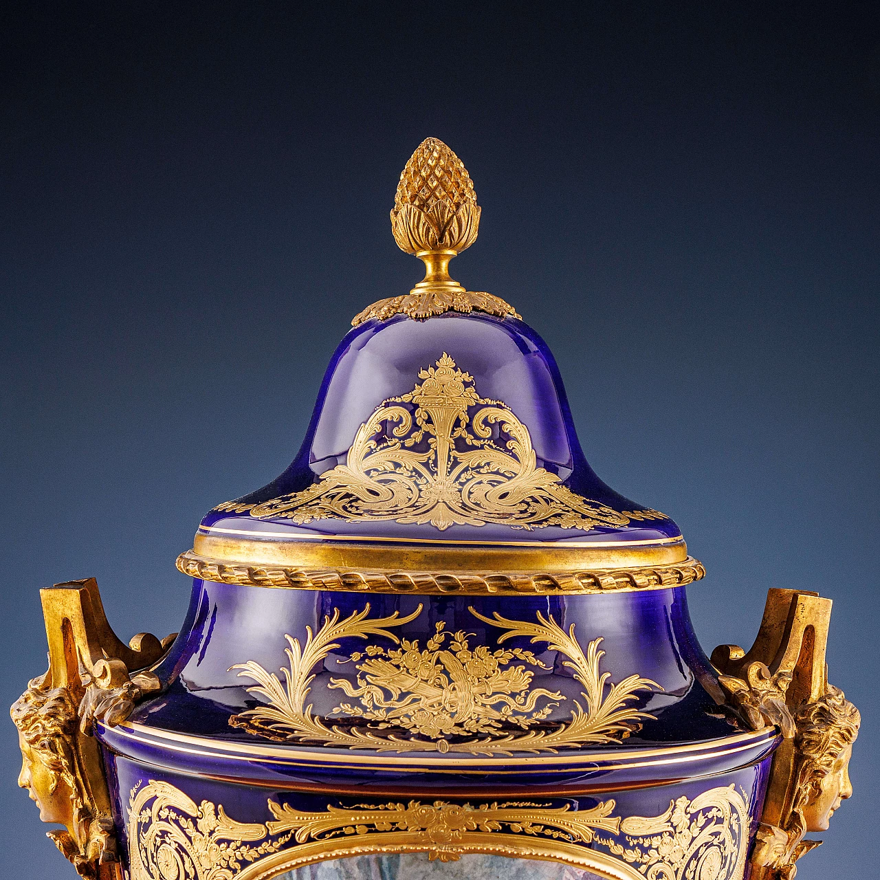 Vaso a urna in porcellana di Sèvres, metà '800 3