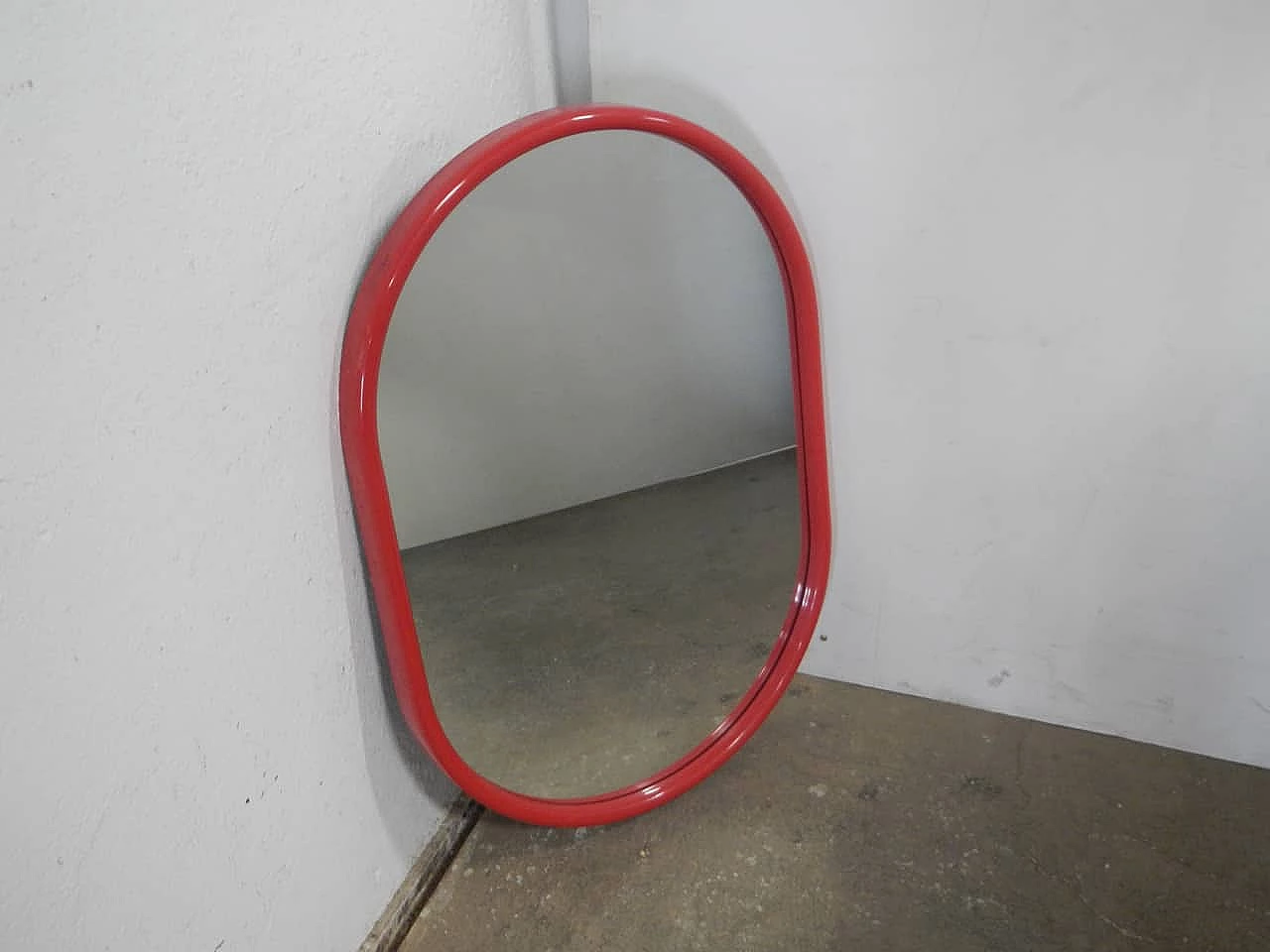 Specchio con cornice in plastica rossa, anni '70 1