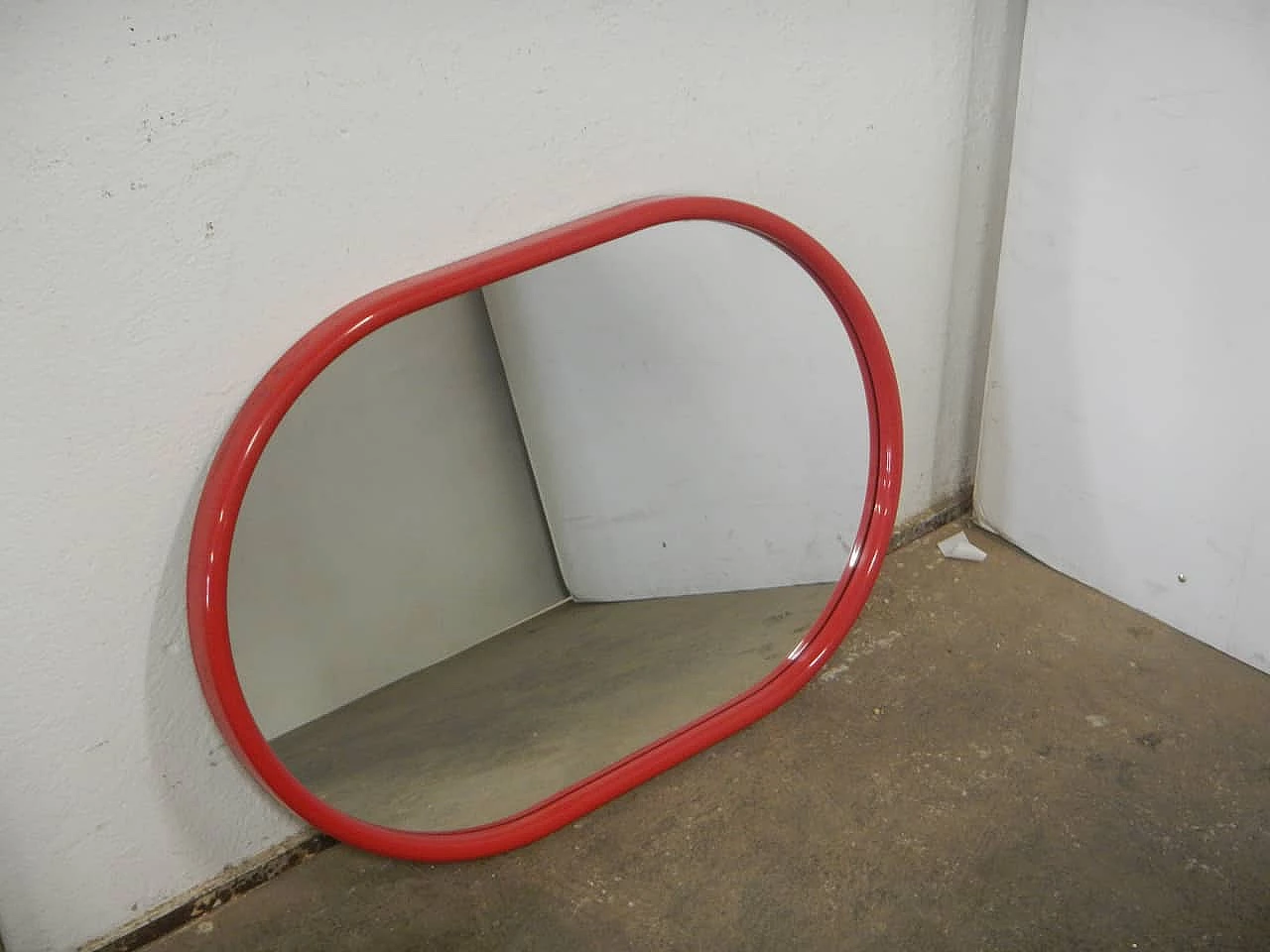 Specchio con cornice in plastica rossa, anni '70 3