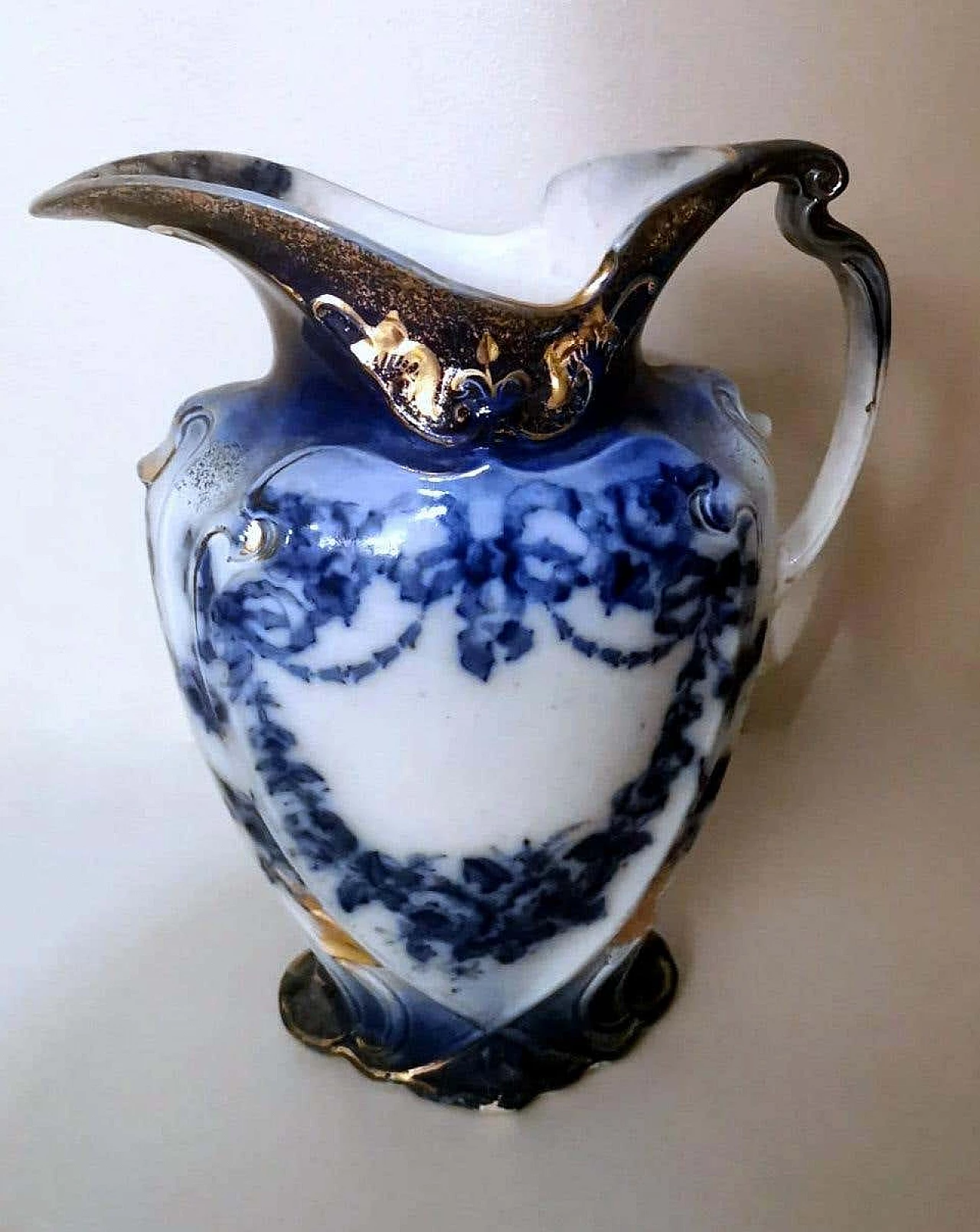 Brocca in stile Vittoriano in porcellana bianca, blu e oro, fine '800 1