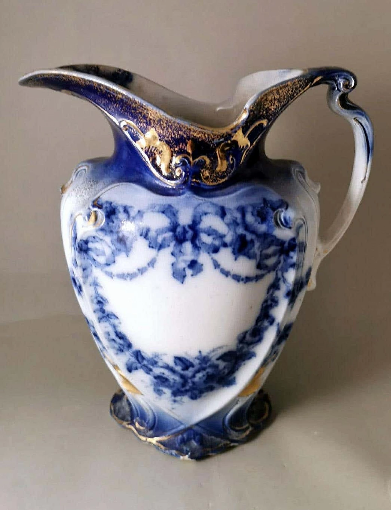 Brocca in stile Vittoriano in porcellana bianca, blu e oro, fine '800 3