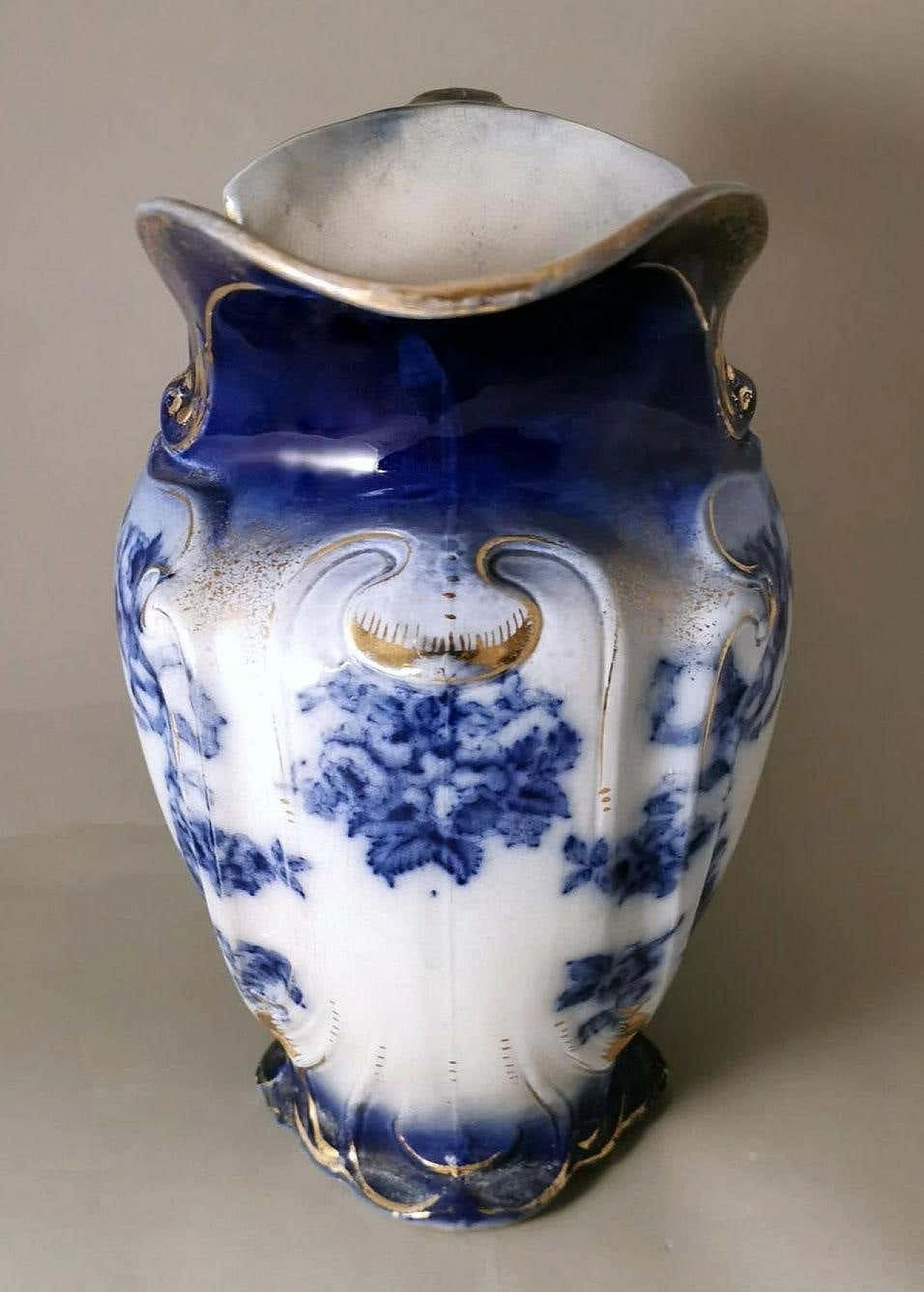 Brocca in stile Vittoriano in porcellana bianca, blu e oro, fine '800 4