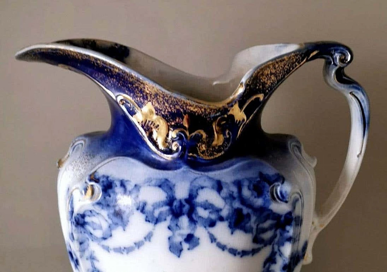 Brocca in stile Vittoriano in porcellana bianca, blu e oro, fine '800 6