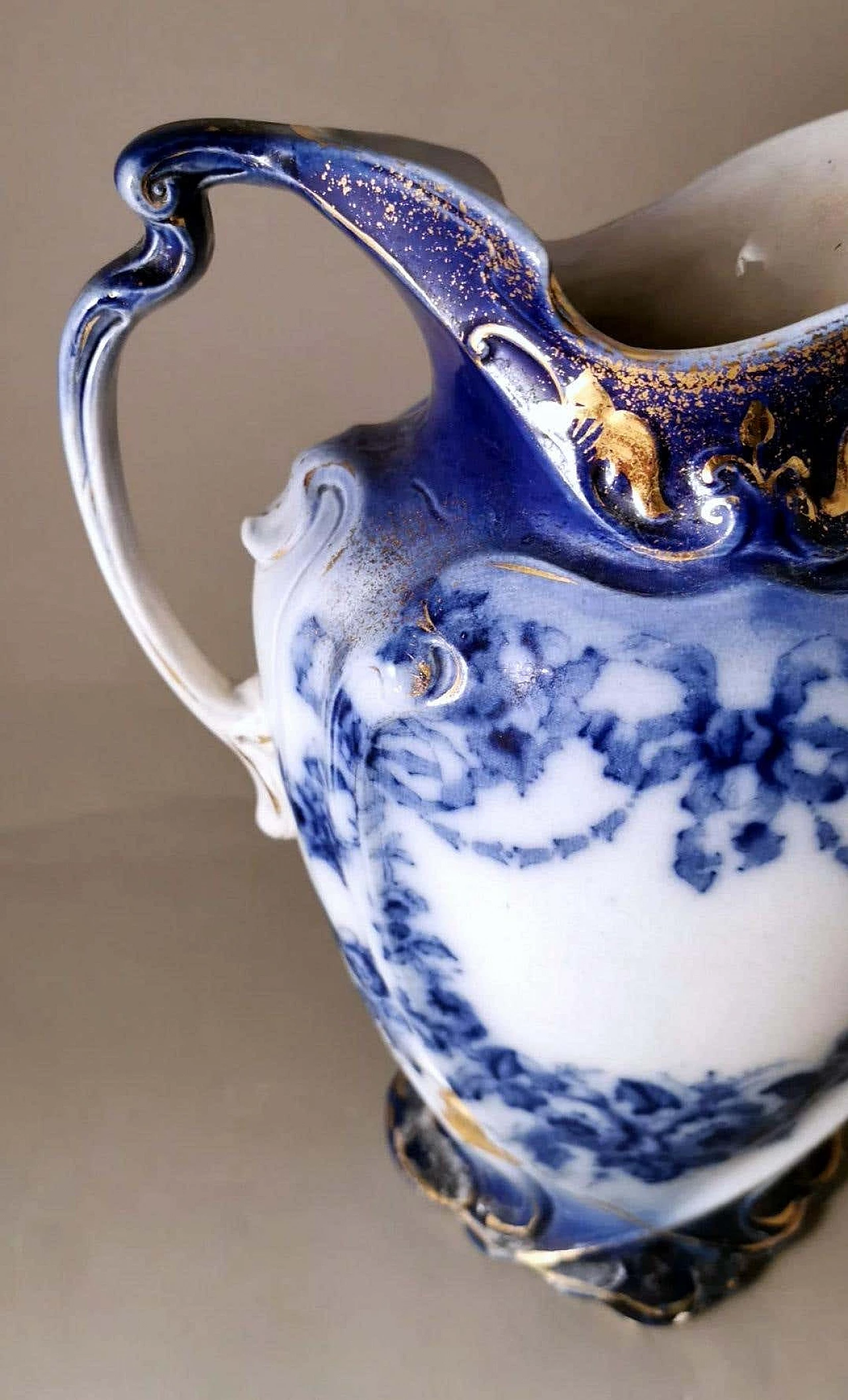 Victorian-style jug in white, blue and gold porcelain, late 19th century 7