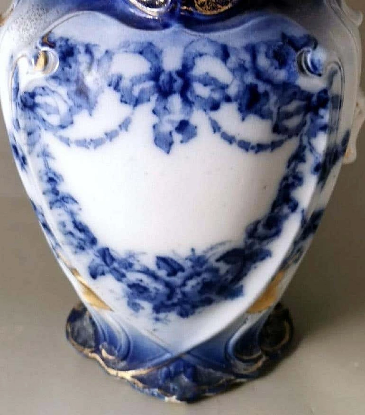 Brocca in stile Vittoriano in porcellana bianca, blu e oro, fine '800 8