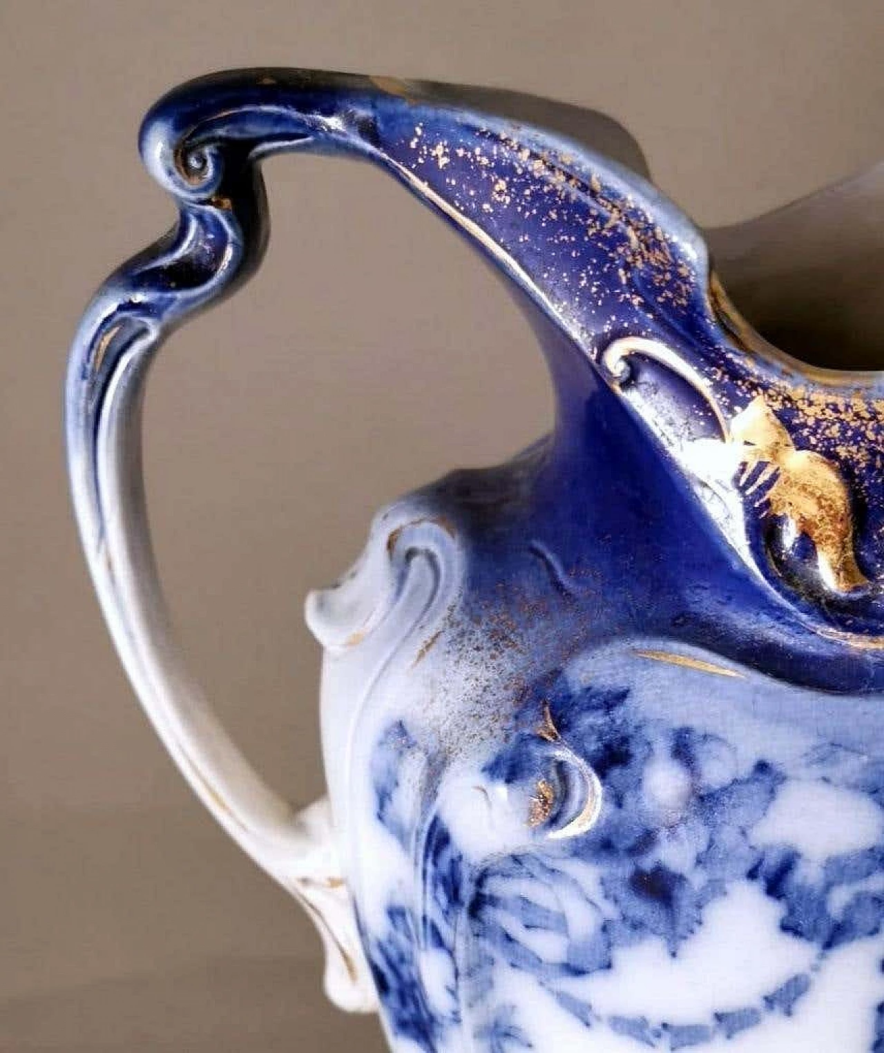 Brocca in stile Vittoriano in porcellana bianca, blu e oro, fine '800 9
