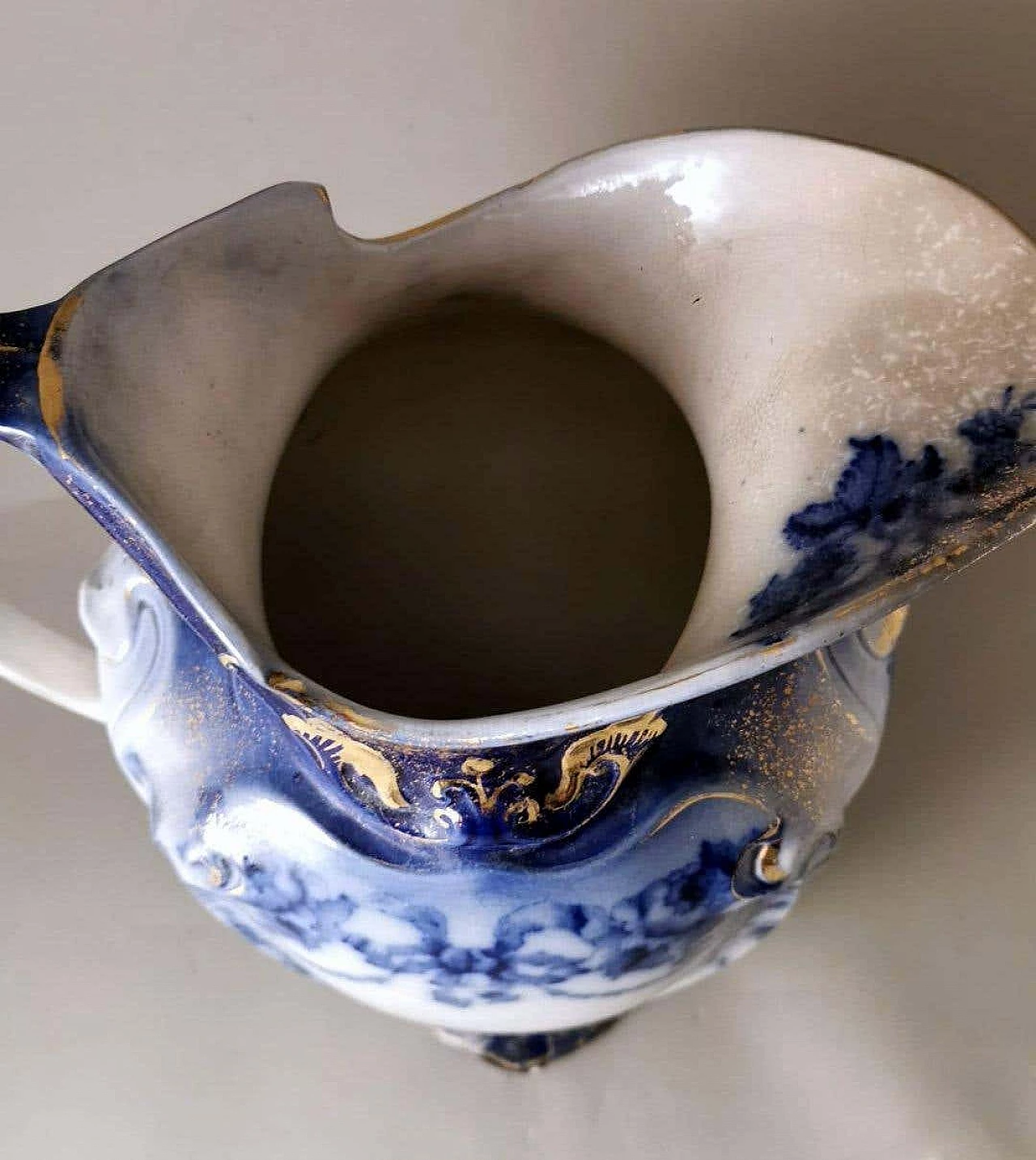 Victorian-style jug in white, blue and gold porcelain, late 19th century 10