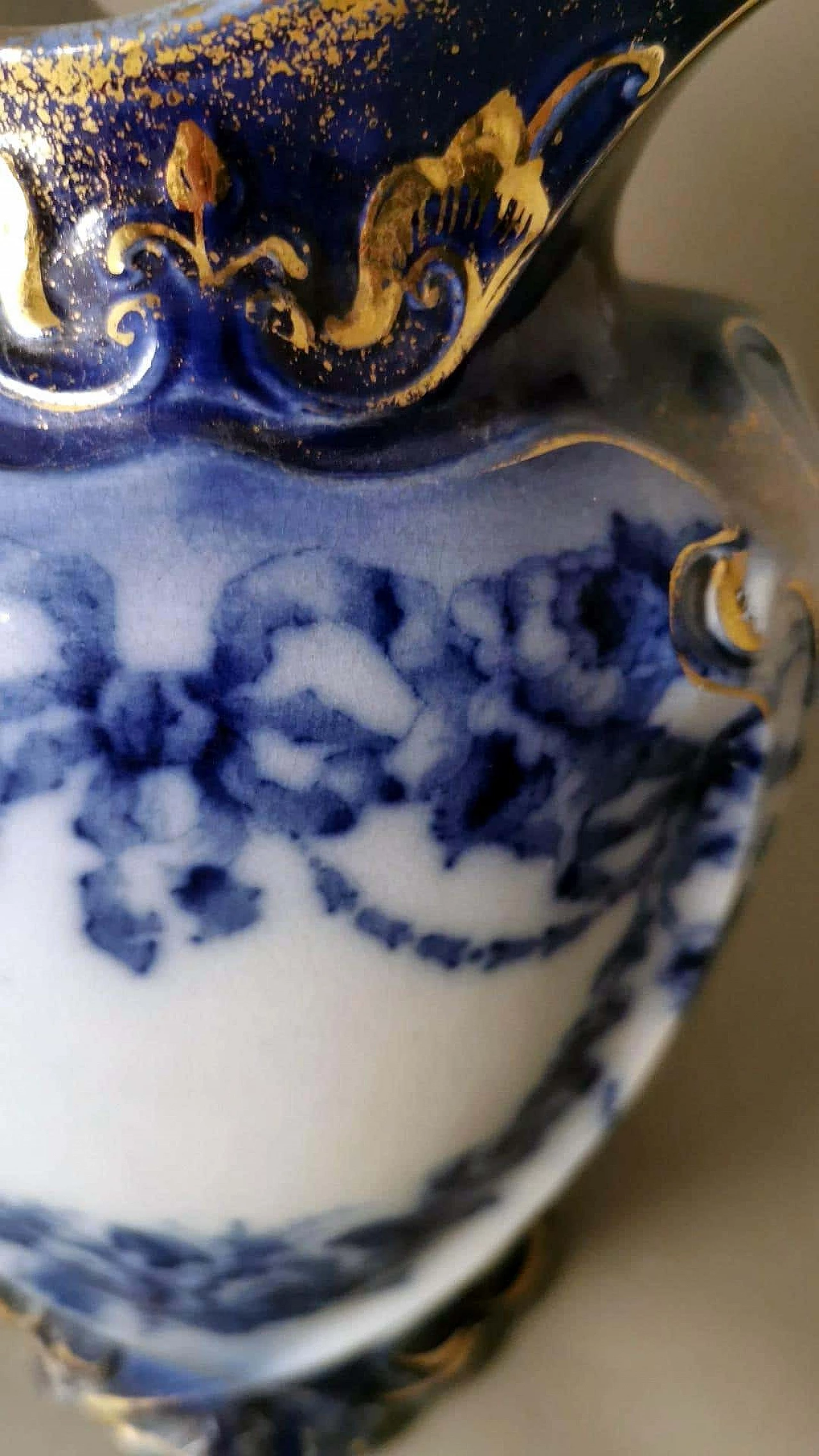 Brocca in stile Vittoriano in porcellana bianca, blu e oro, fine '800 11