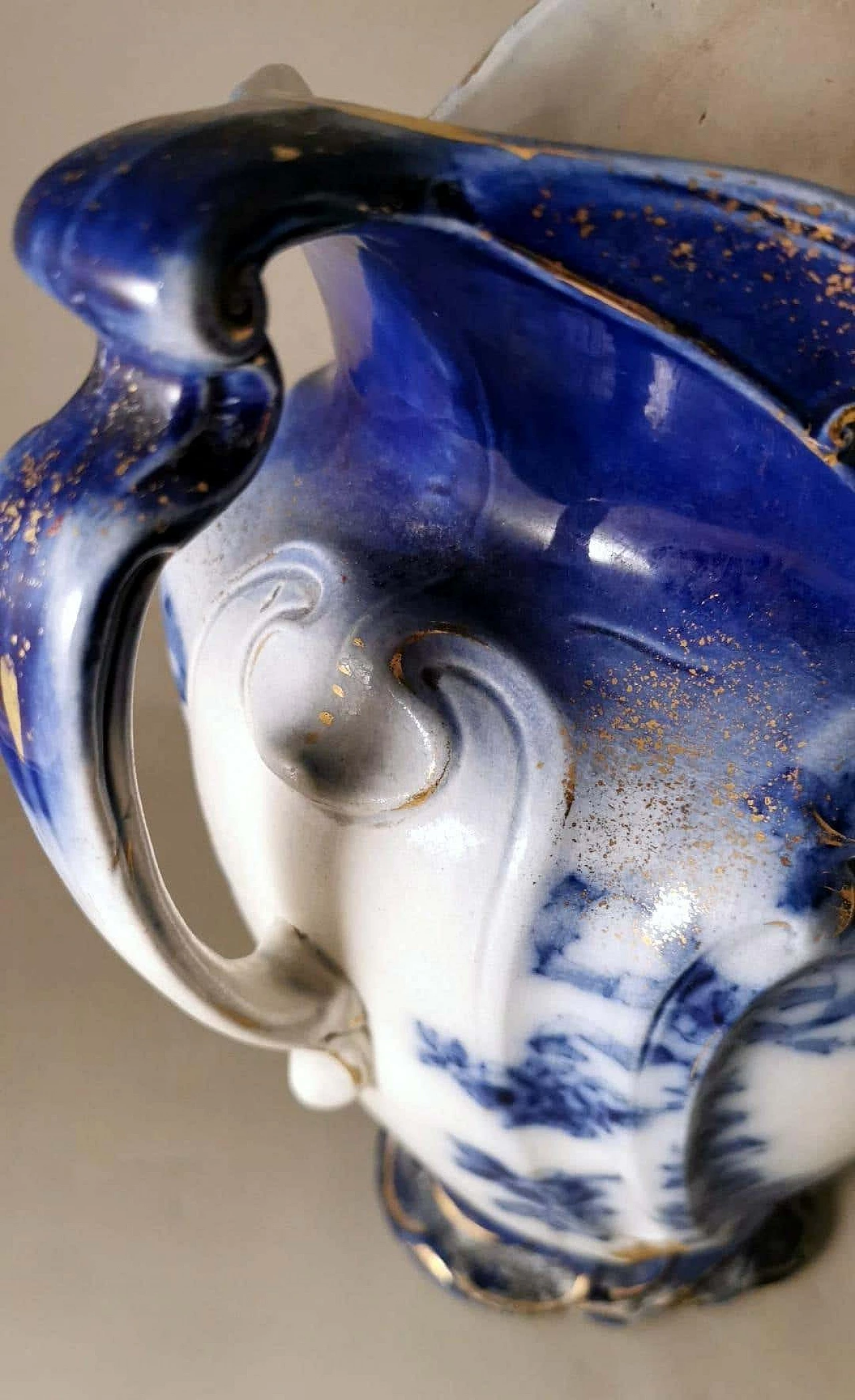 Victorian-style jug in white, blue and gold porcelain, late 19th century 12