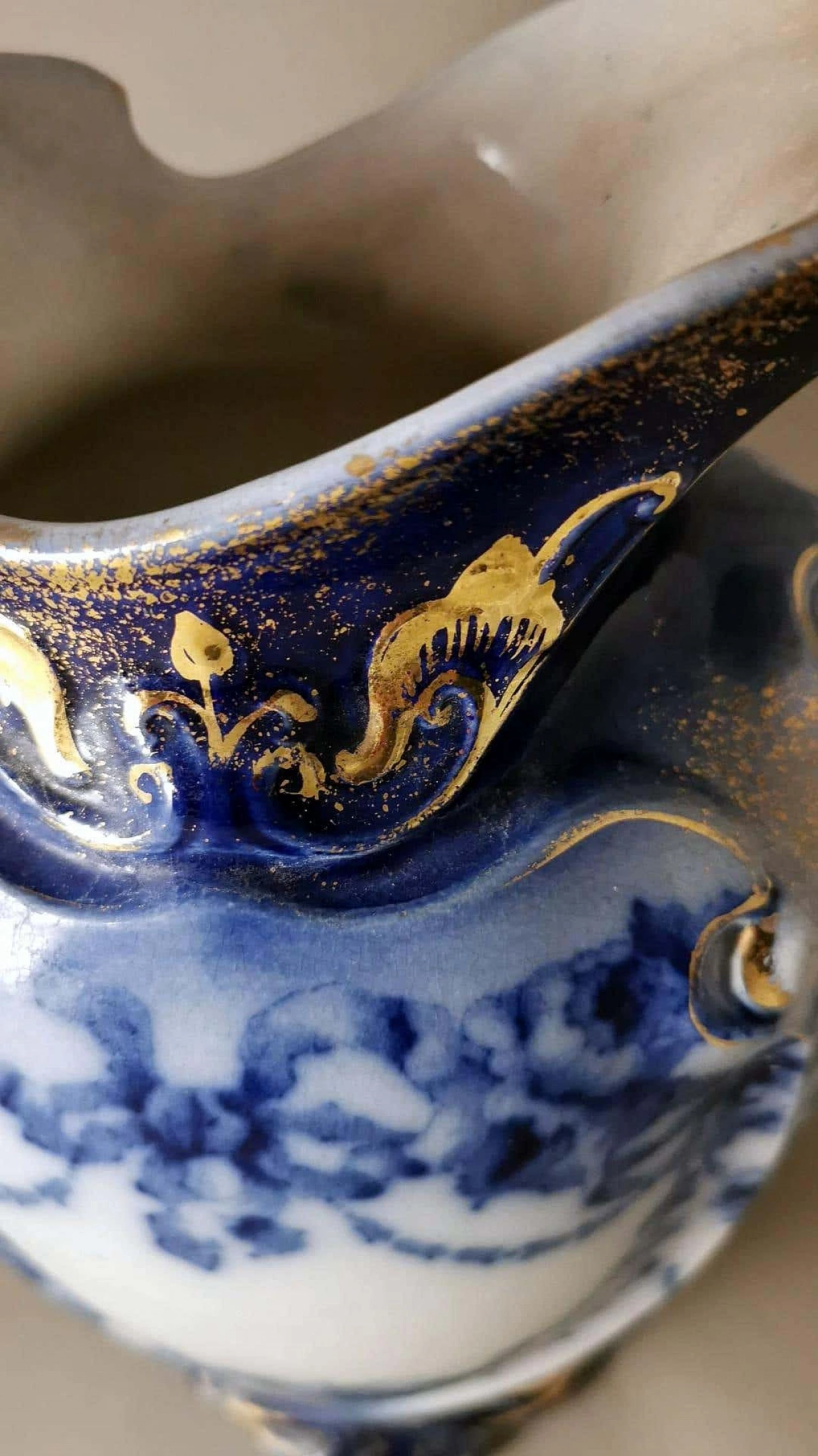 Victorian-style jug in white, blue and gold porcelain, late 19th century 13