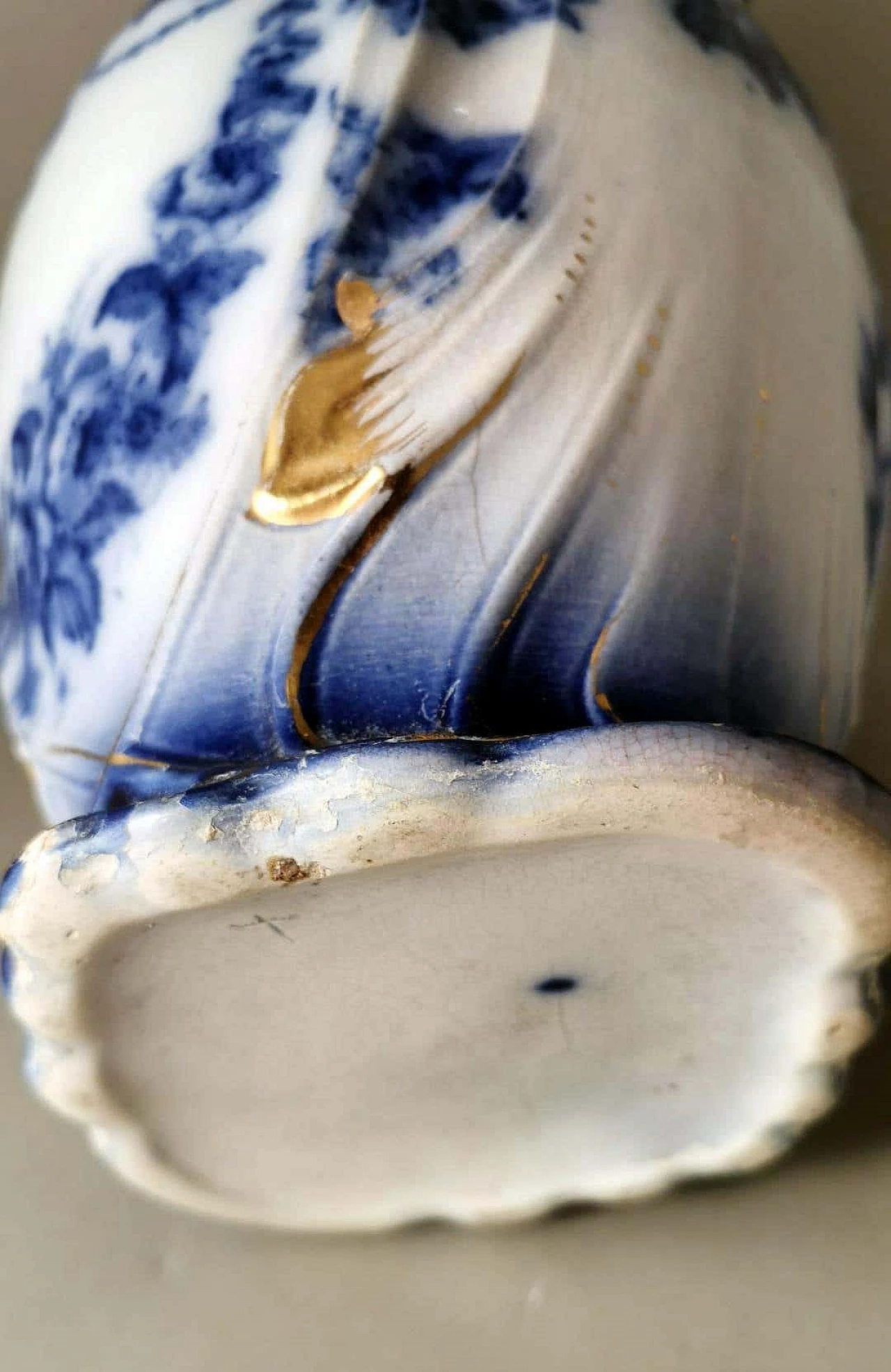 Brocca in stile Vittoriano in porcellana bianca, blu e oro, fine '800 15