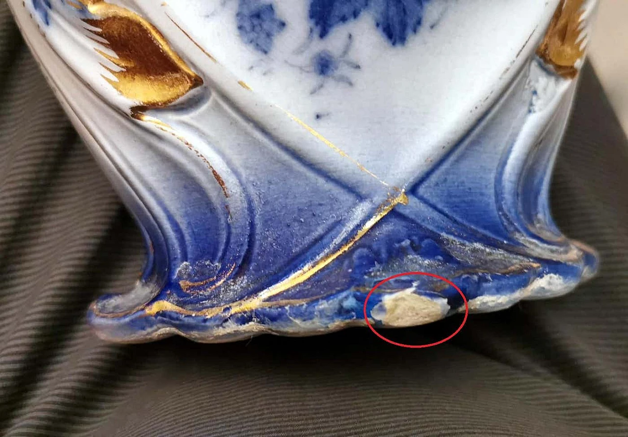 Victorian-style jug in white, blue and gold porcelain, late 19th century 17