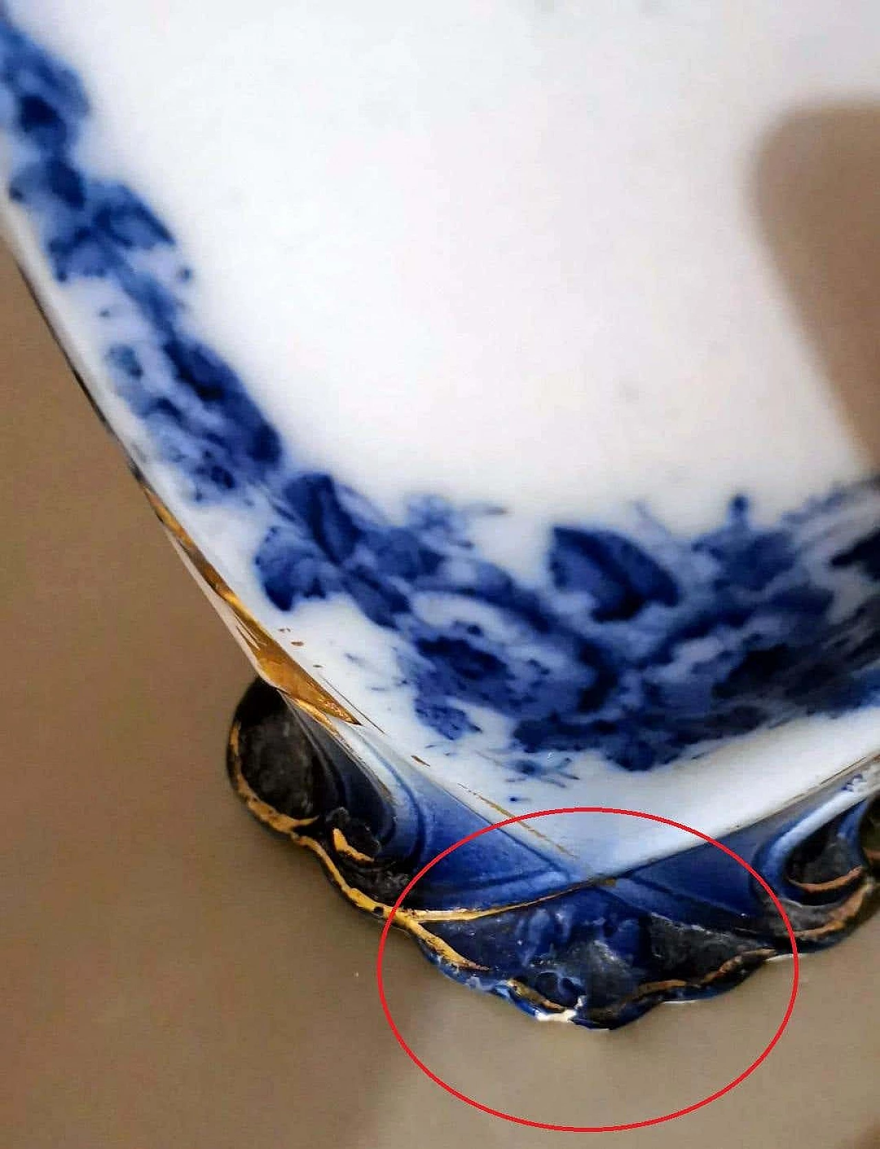 Brocca in stile Vittoriano in porcellana bianca, blu e oro, fine '800 18