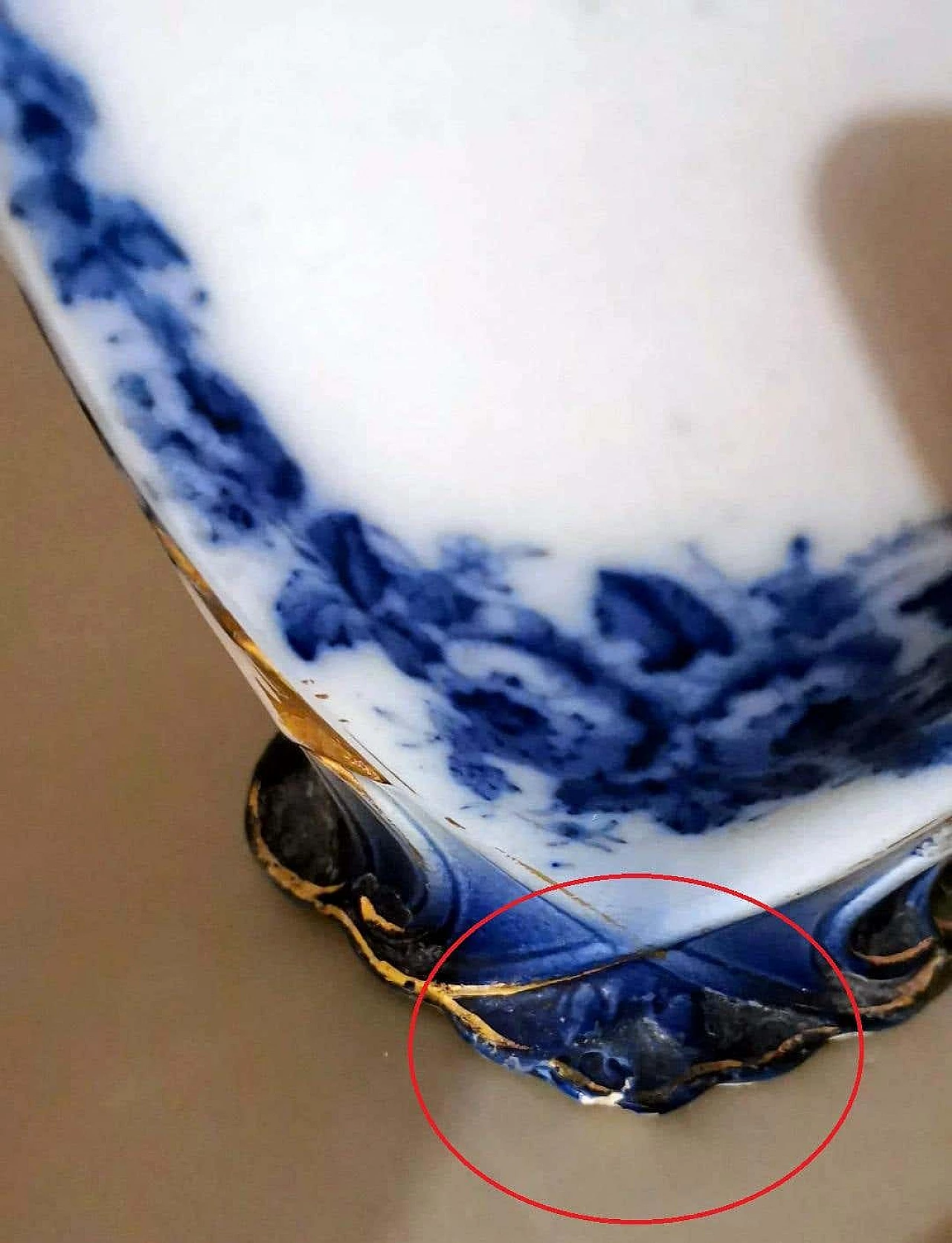 Victorian-style jug in white, blue and gold porcelain, late 19th century 18