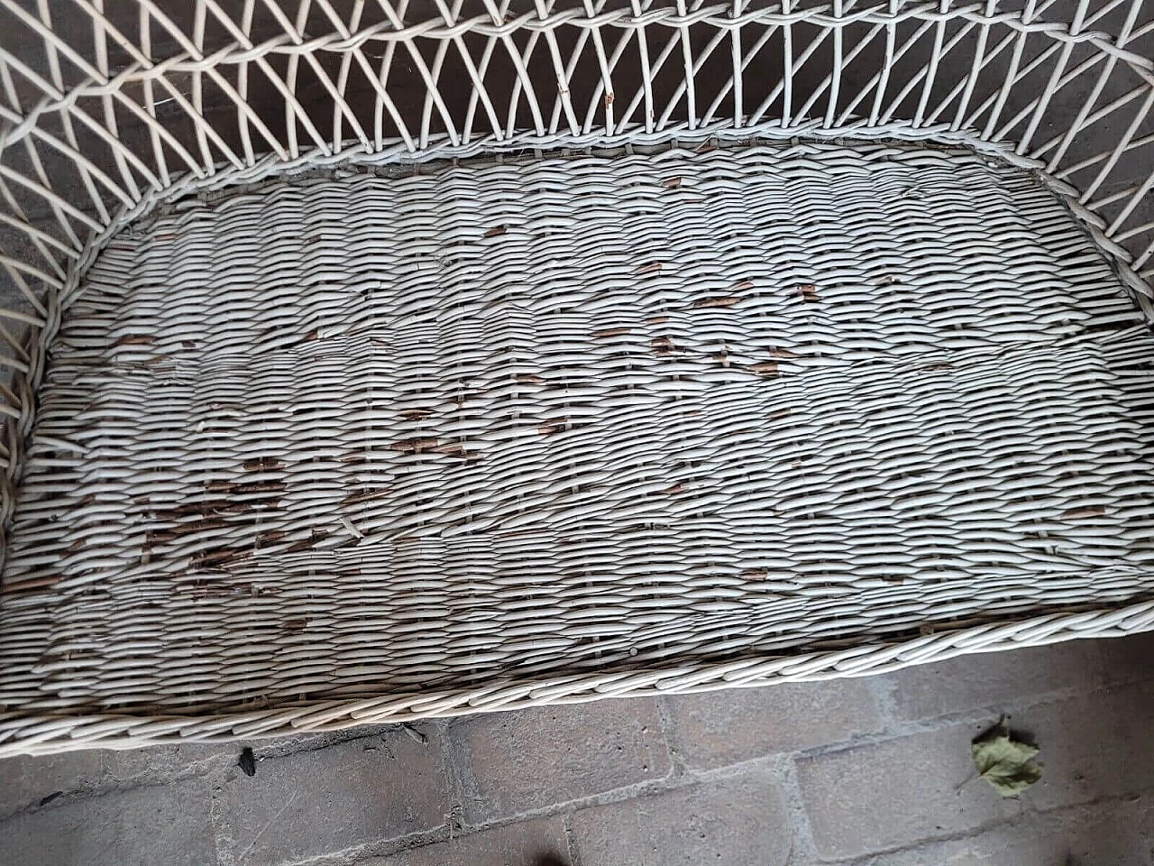 Divanetto e coppia di poltrone in vimini, anni '50 5