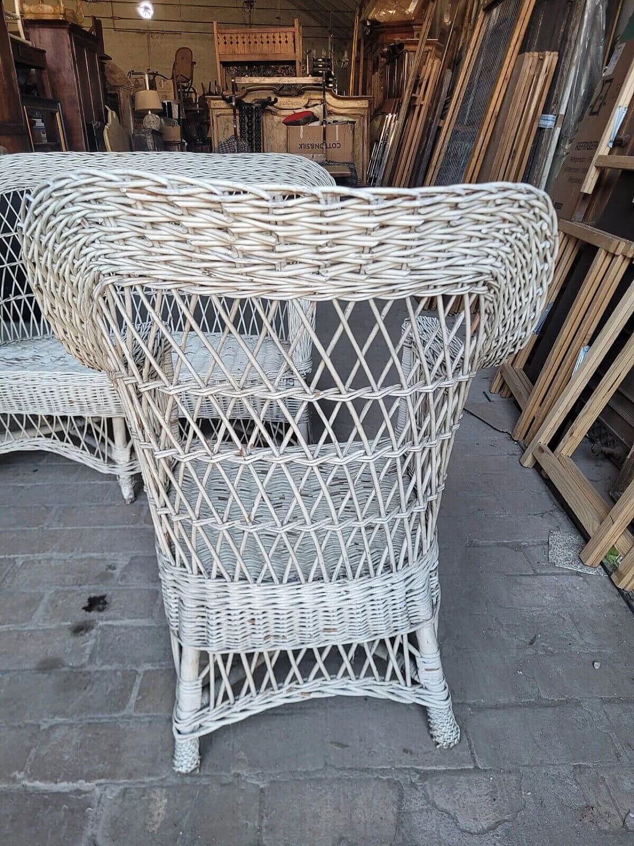 Divanetto e coppia di poltrone in vimini, anni '50 11