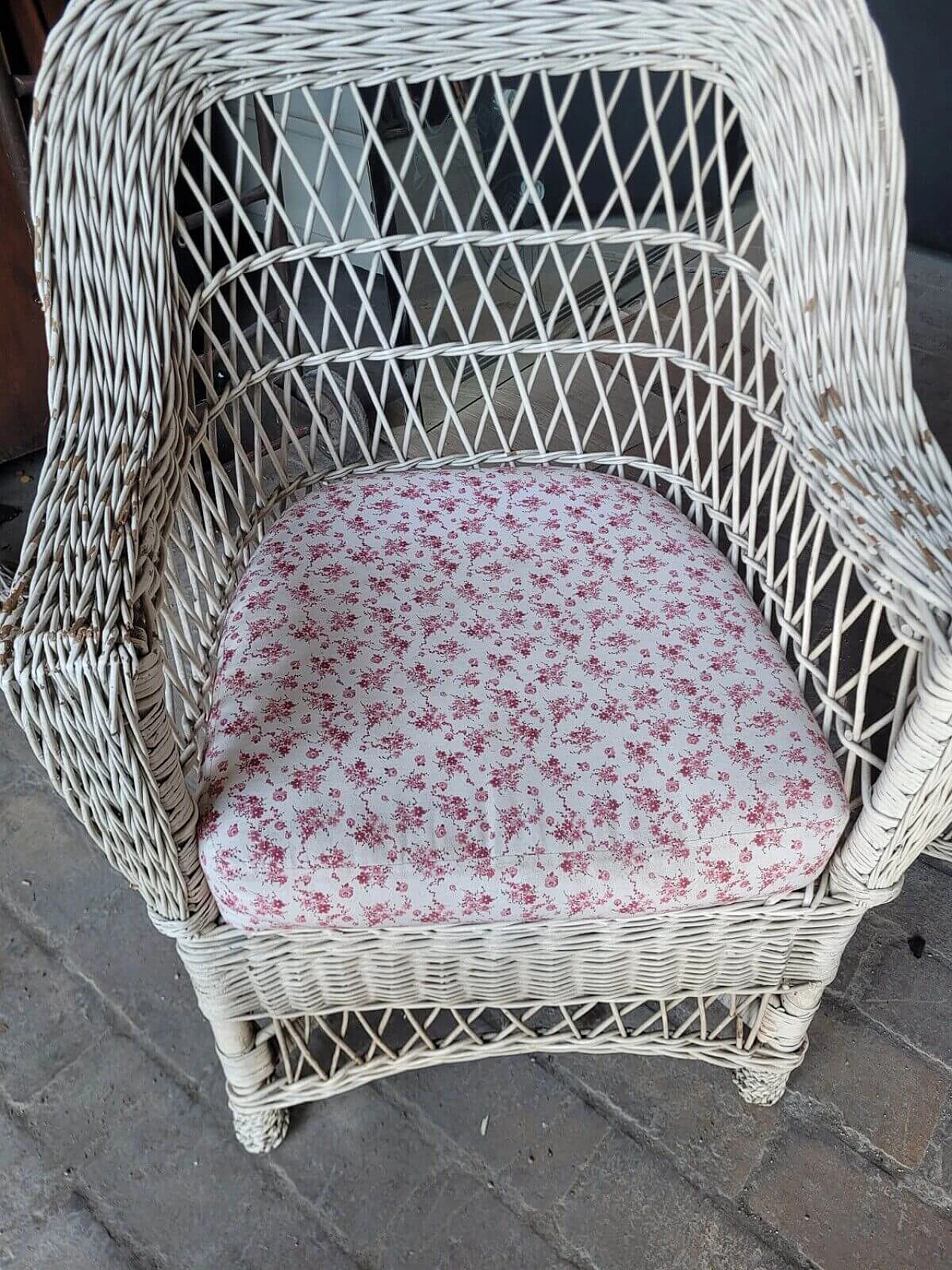 Divanetto e coppia di poltrone in vimini, anni '50 13